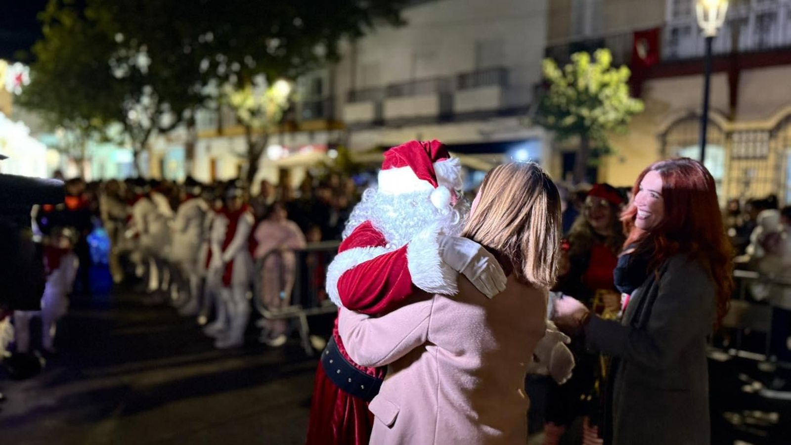 La alcaldesa y la concejala de Fiestas recibieron a Papá Noel