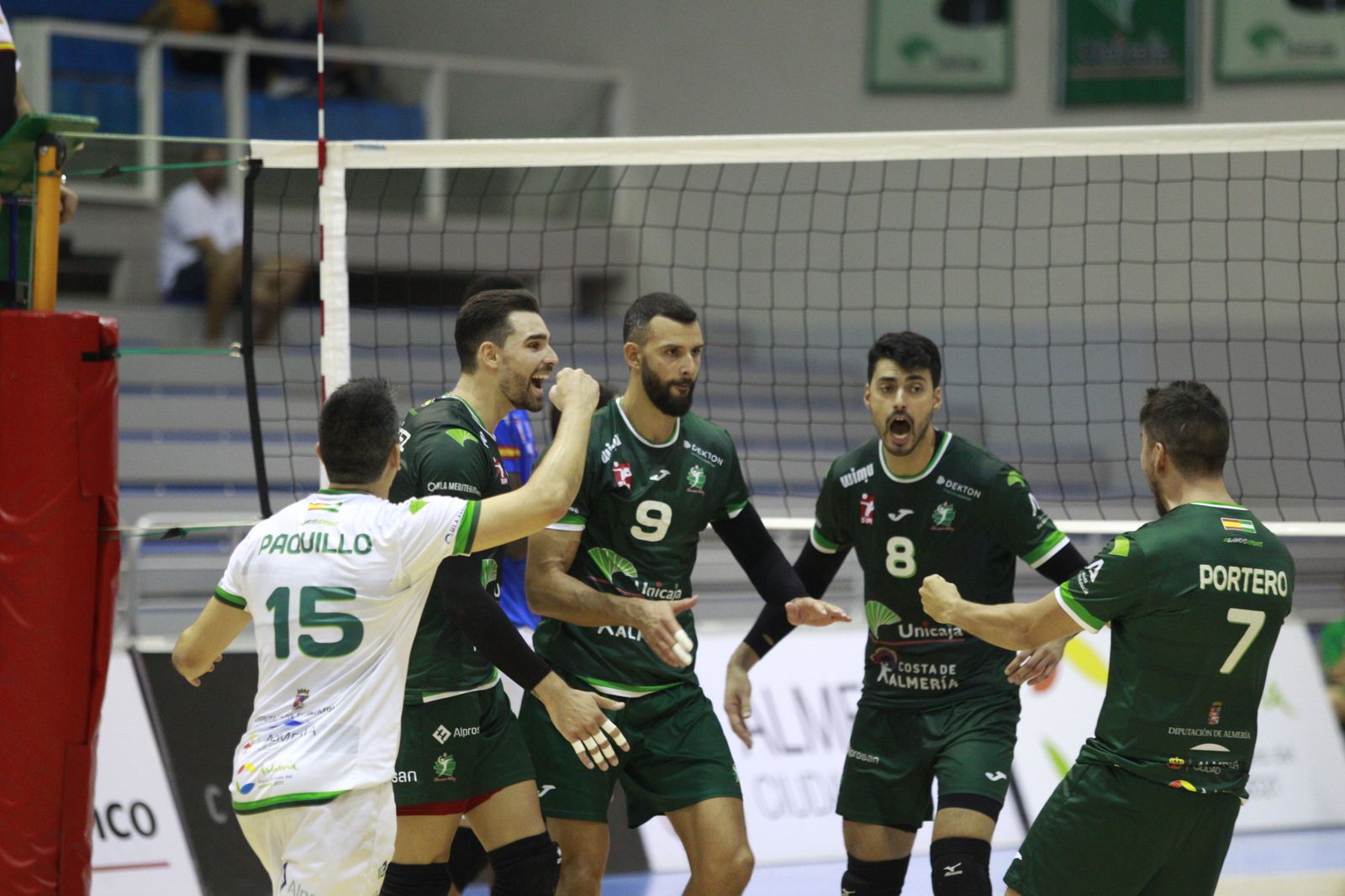 Los jugadores del conjunto ahorrador celebran un punto durante un partido de esta temporada.