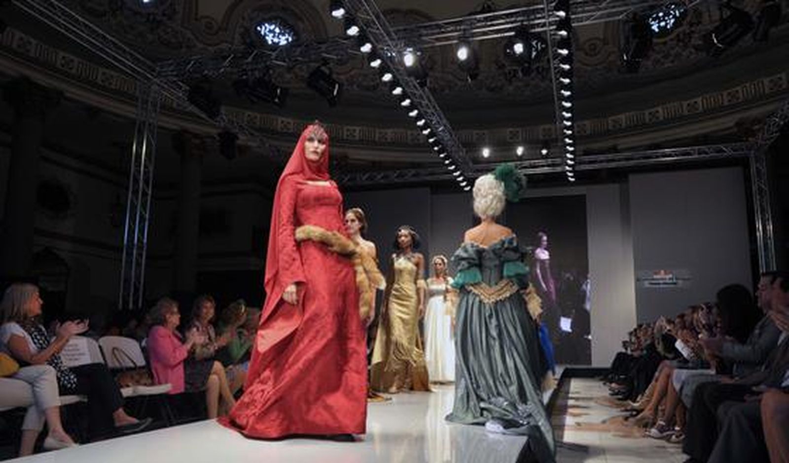 Desfile inaugural de la semana de la moda de Sevilla. 

Foto: Manuel Gómez