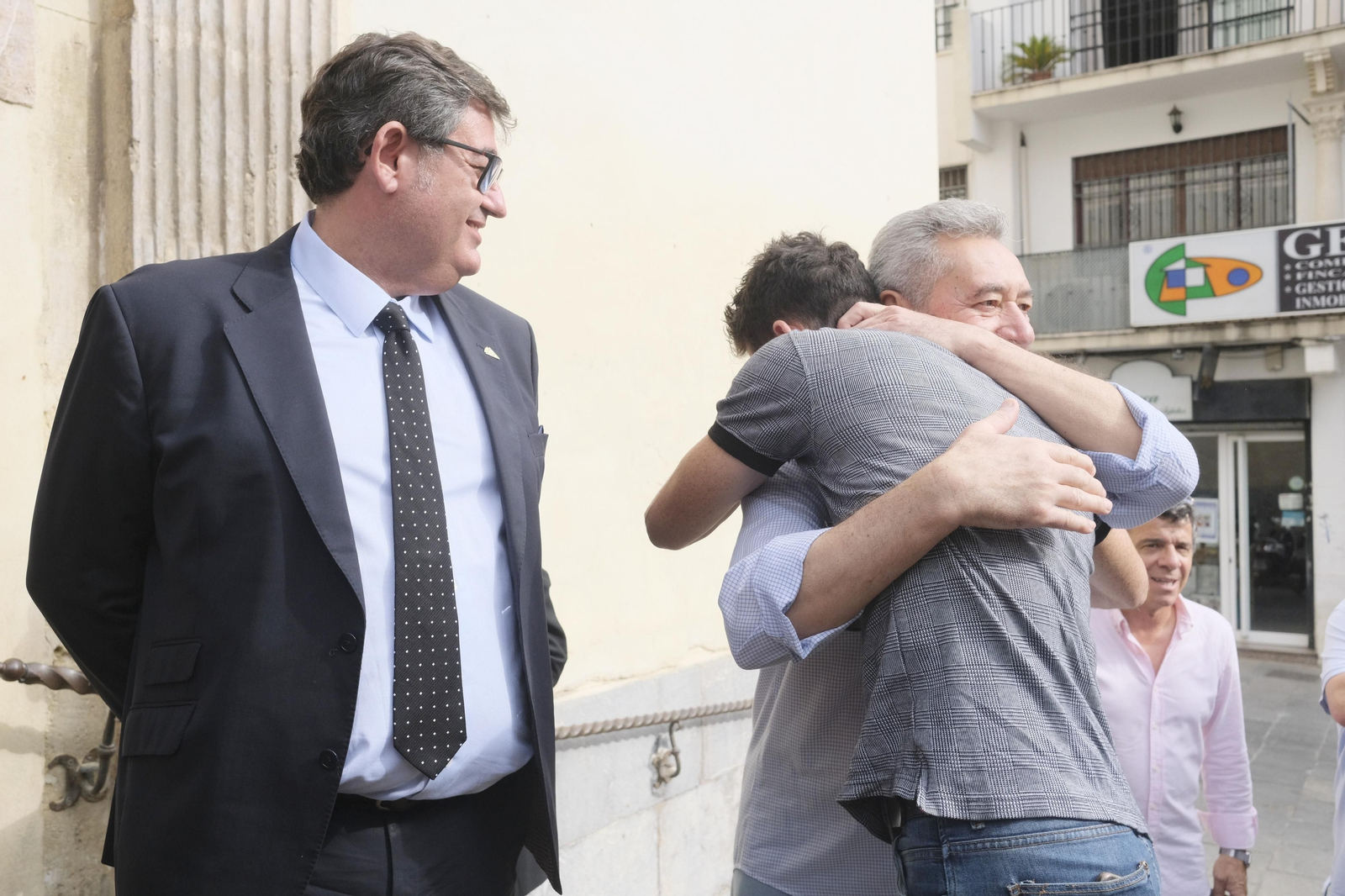 Javi Flores se abraza a Pepe Escalante en presencia de Javier González Calvo.