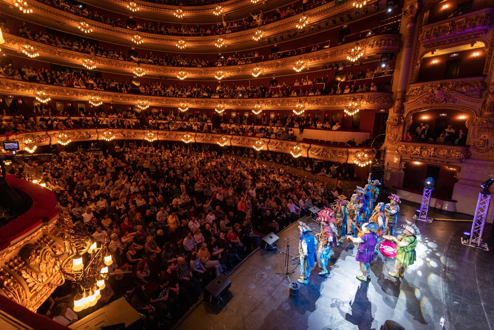 La chirigota 'La maldición de la lapa negra' cerro la jornada