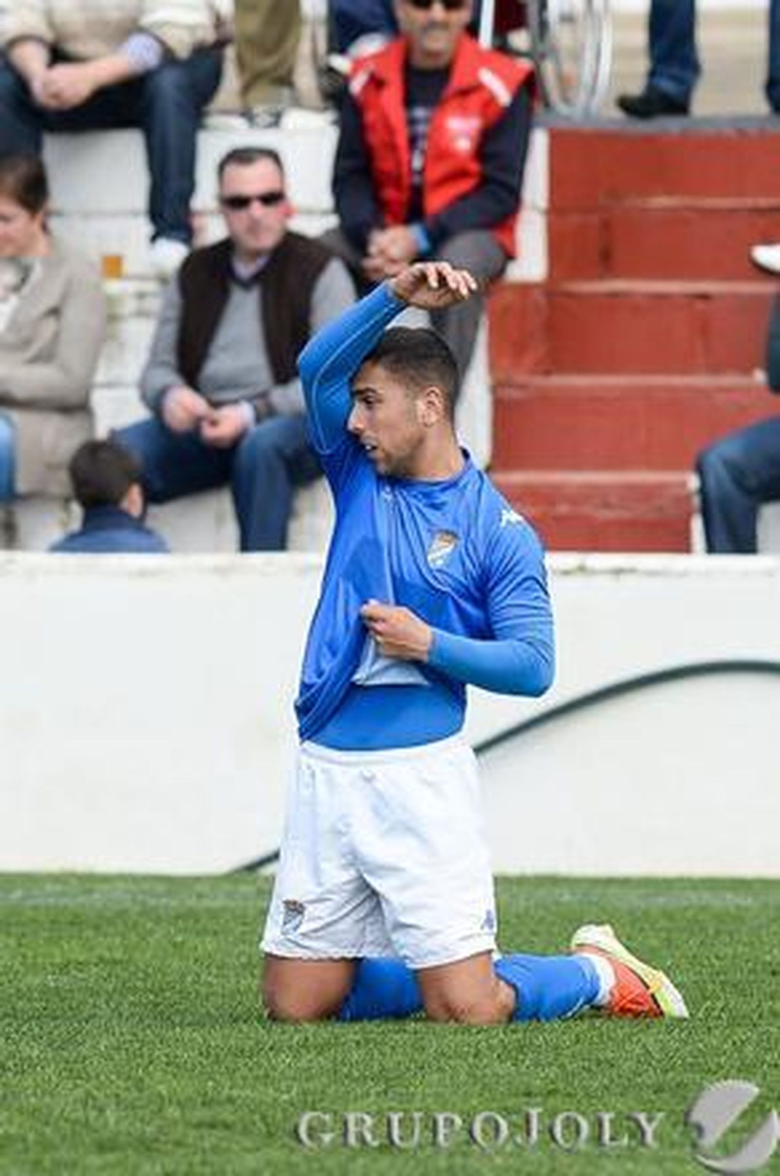 El XCD, que tampoco paga al árbitro, cae ante el Mairena (2-1) con un gol dudoso en el minuto 89.

Foto: LOF