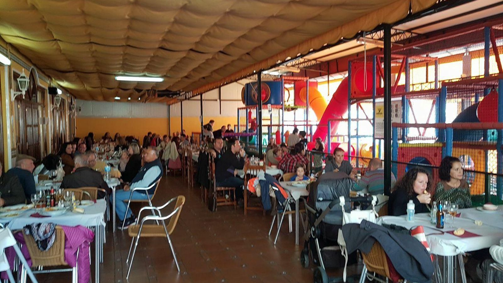 El Restaurante Dalí tiene una enorme zona de juegos para los hijos de sus comensales.