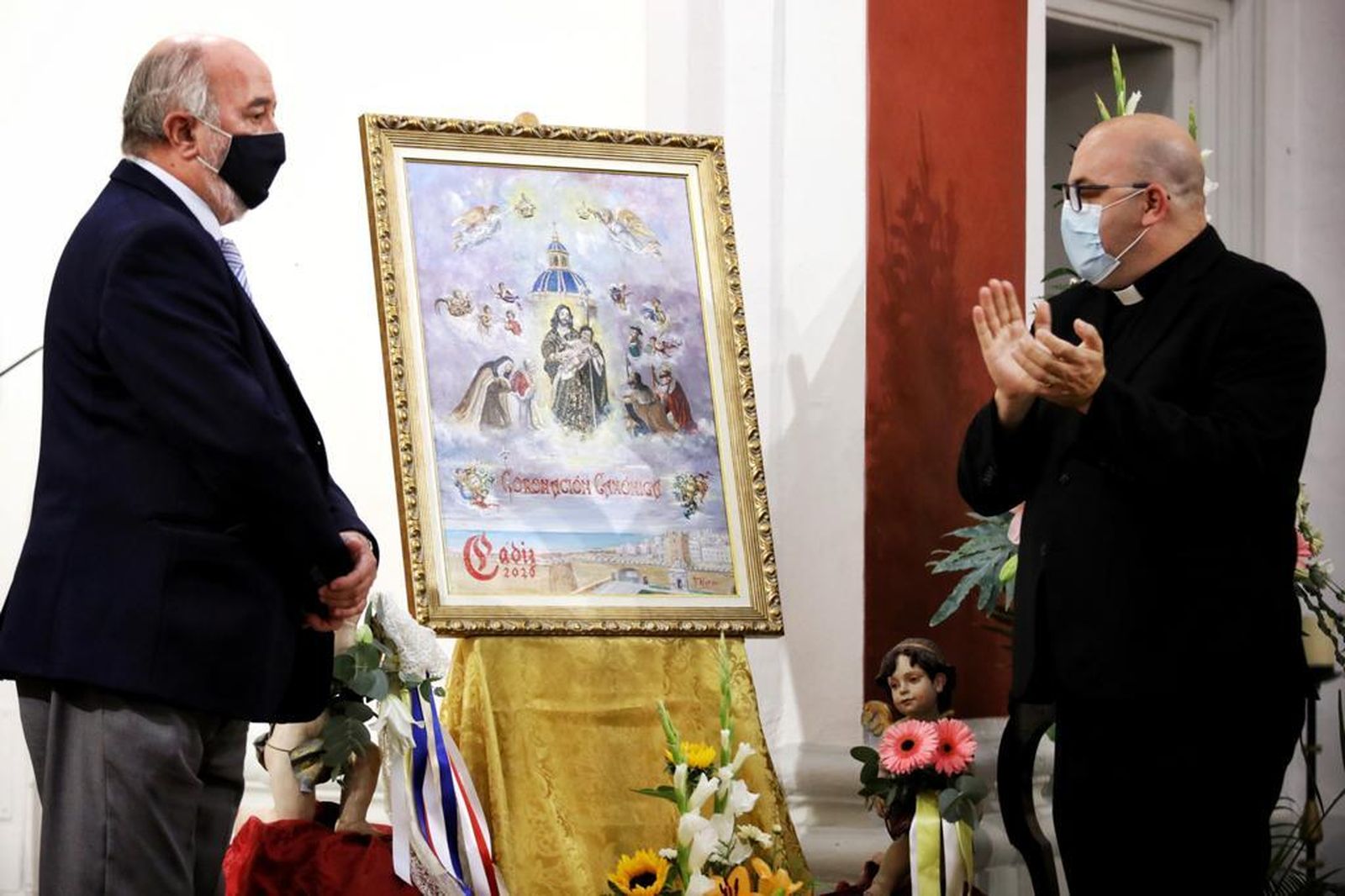Francisco Alonso y el párroco de San José descubren el cartel de la coronación