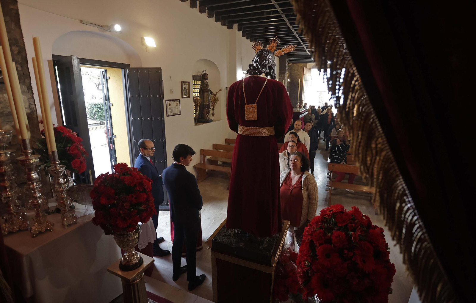 El tradicional besapiés del Cristo de Medinaceli de Algeciras, en imágenes