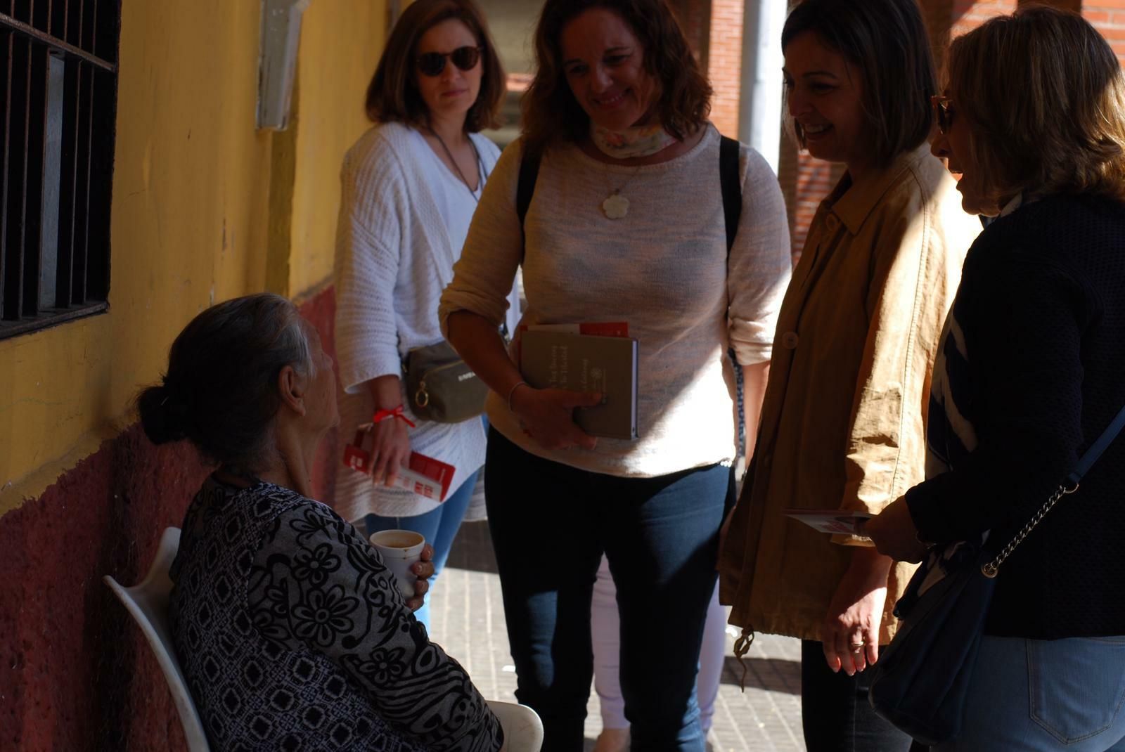 Ambrosio, con vecinas de Las Moreras.