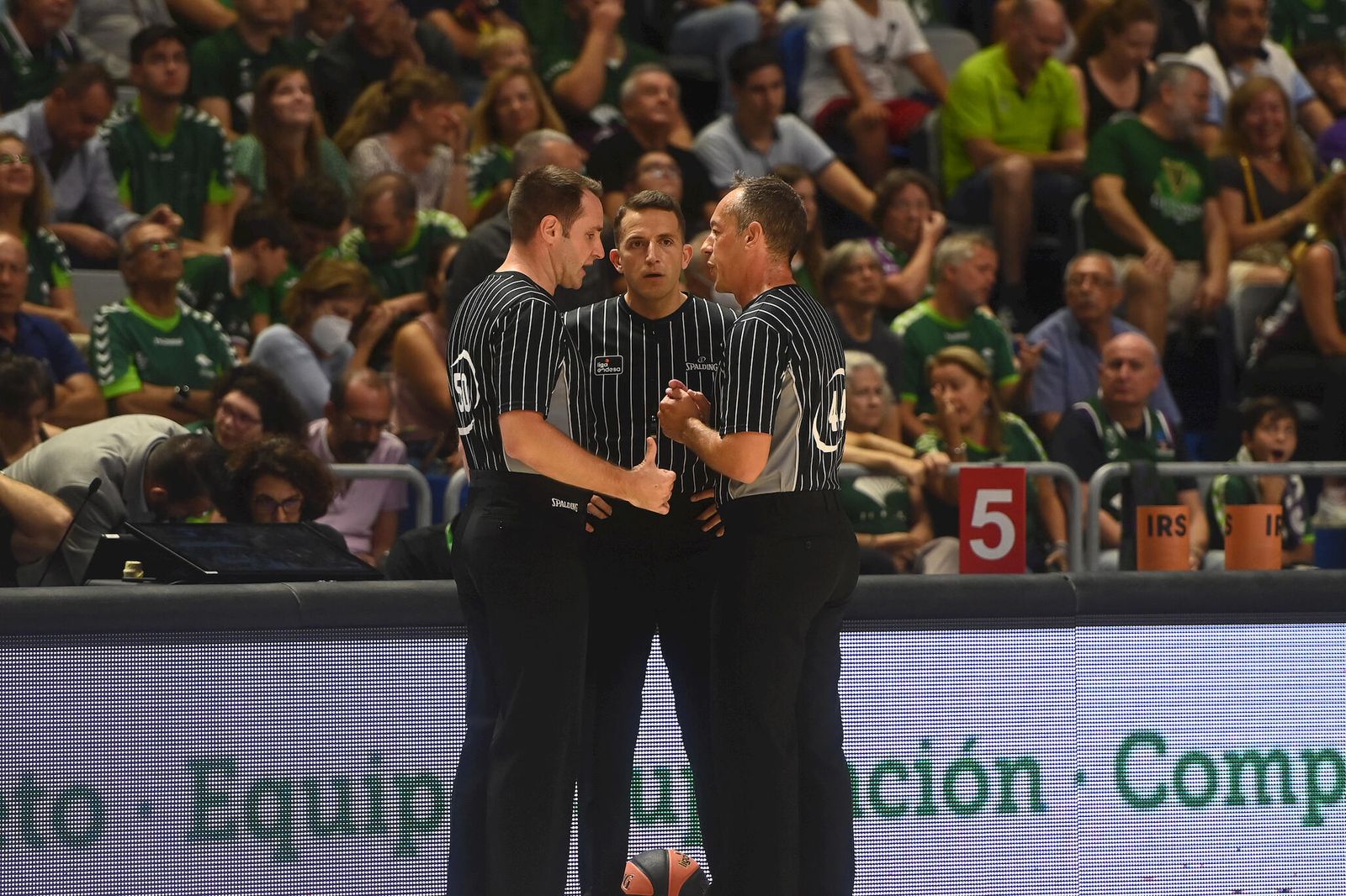 El trío arbitral ante el Real Madrid.