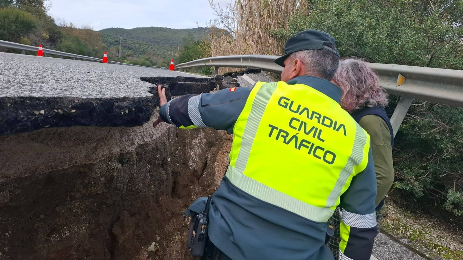 Carretera afectada por un hundimiento en la provincia de Cádiz.