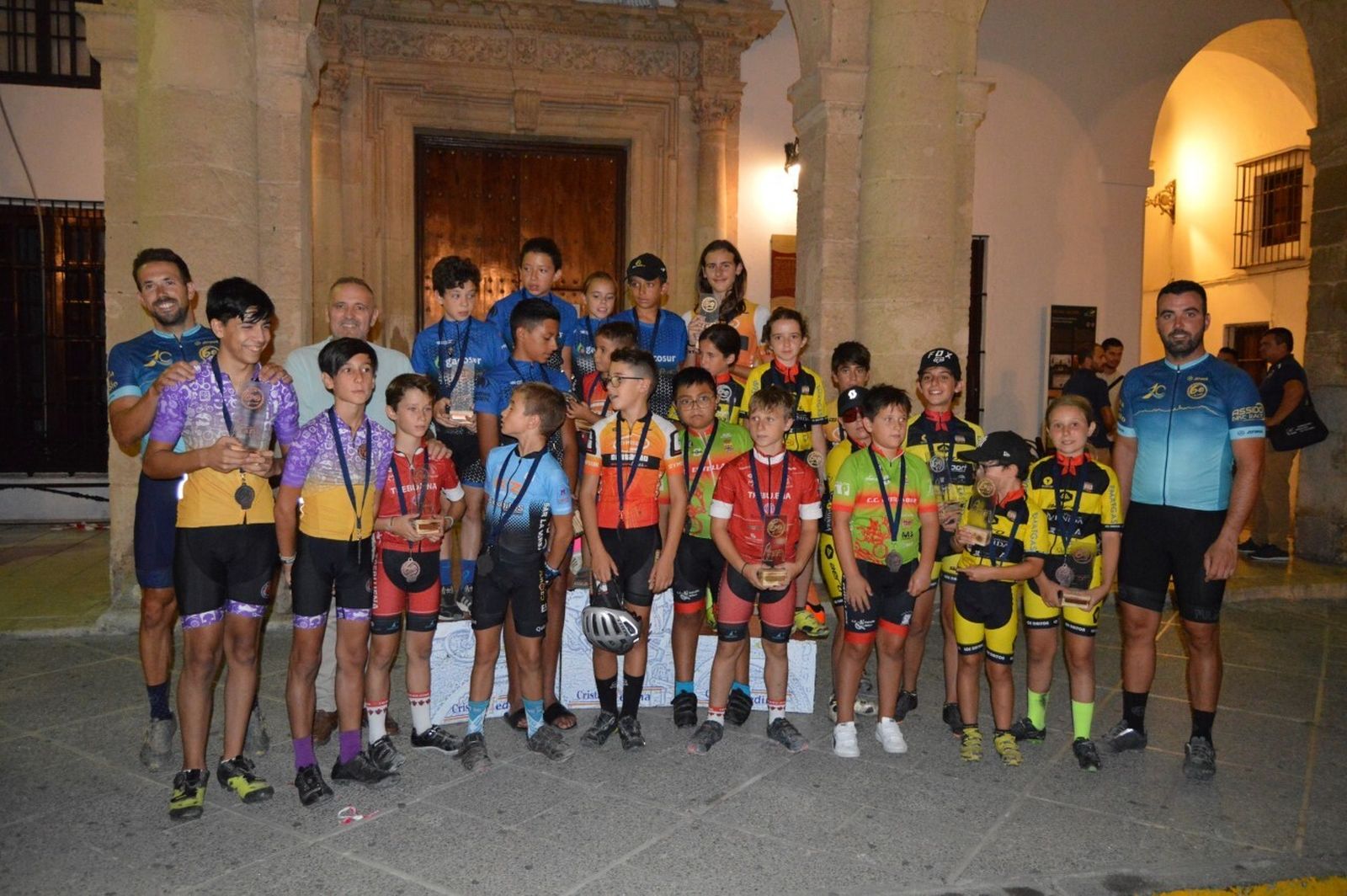 Grupo de vencedores ante la puerta del Ayuntamiento de Medina Sidonia.