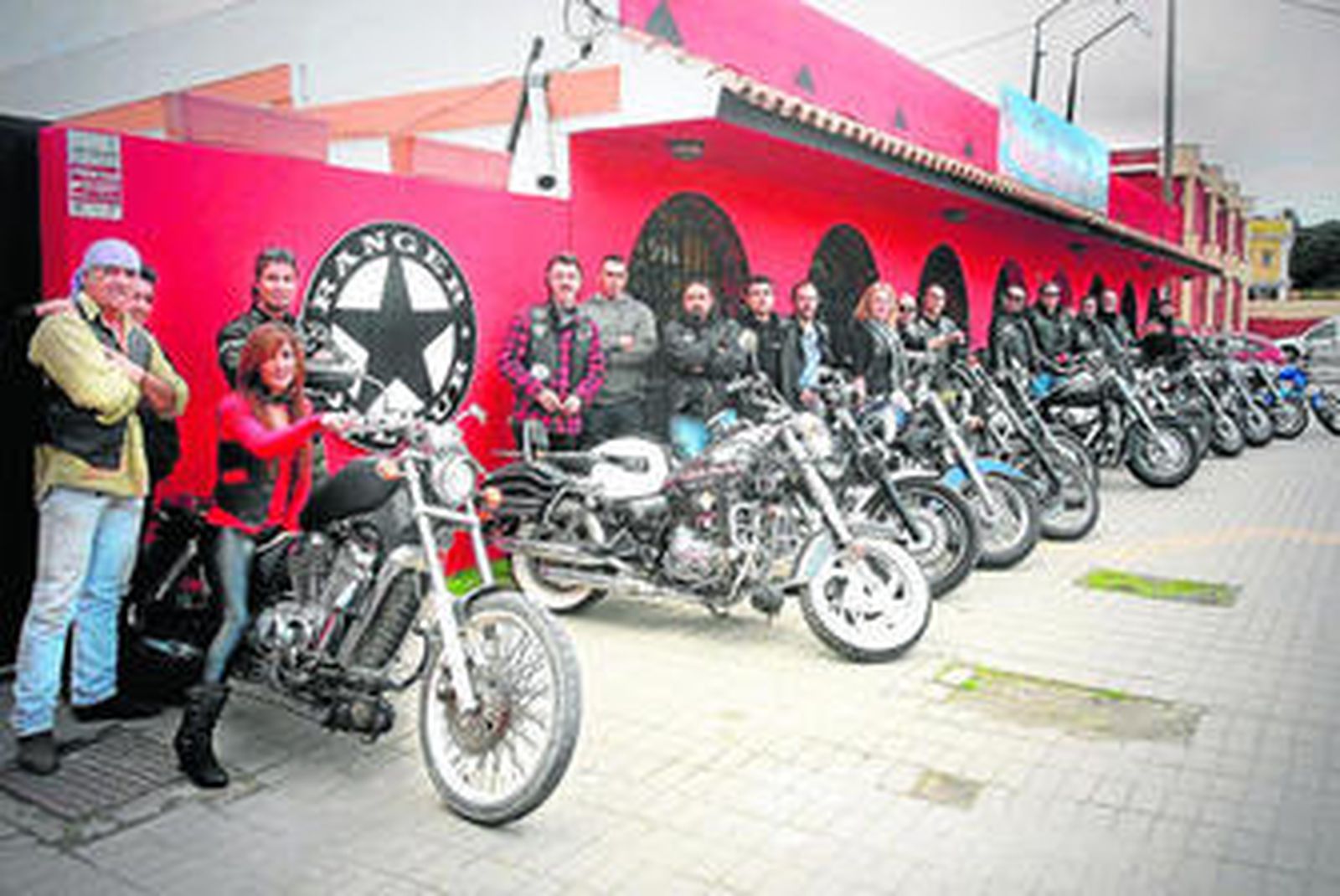 Miembros del club de motos Los Ranger del Sur posan para este diario.