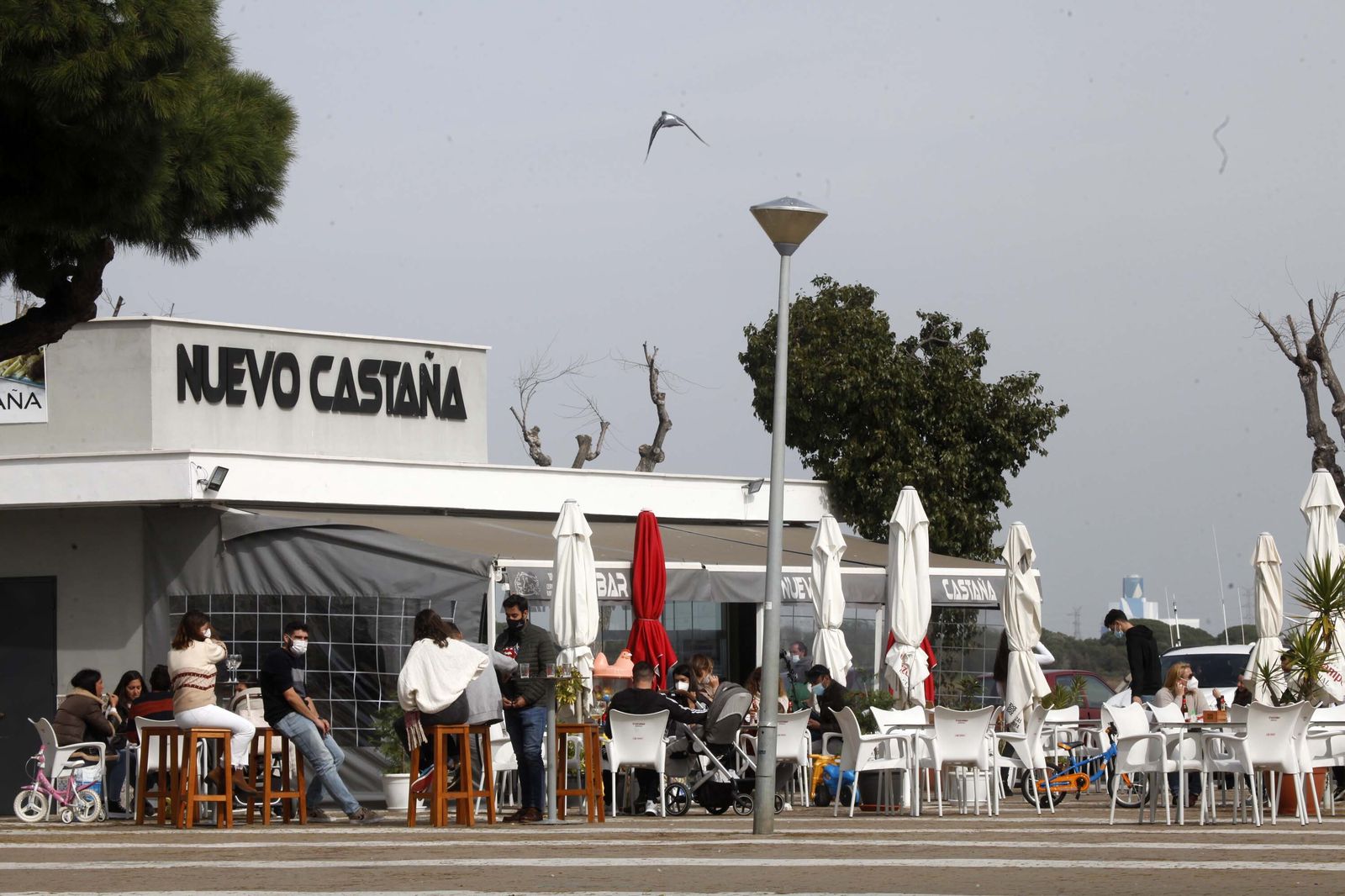 Ambiente en las terrazas de El Rompido y Punta Umbría durante este sábado.