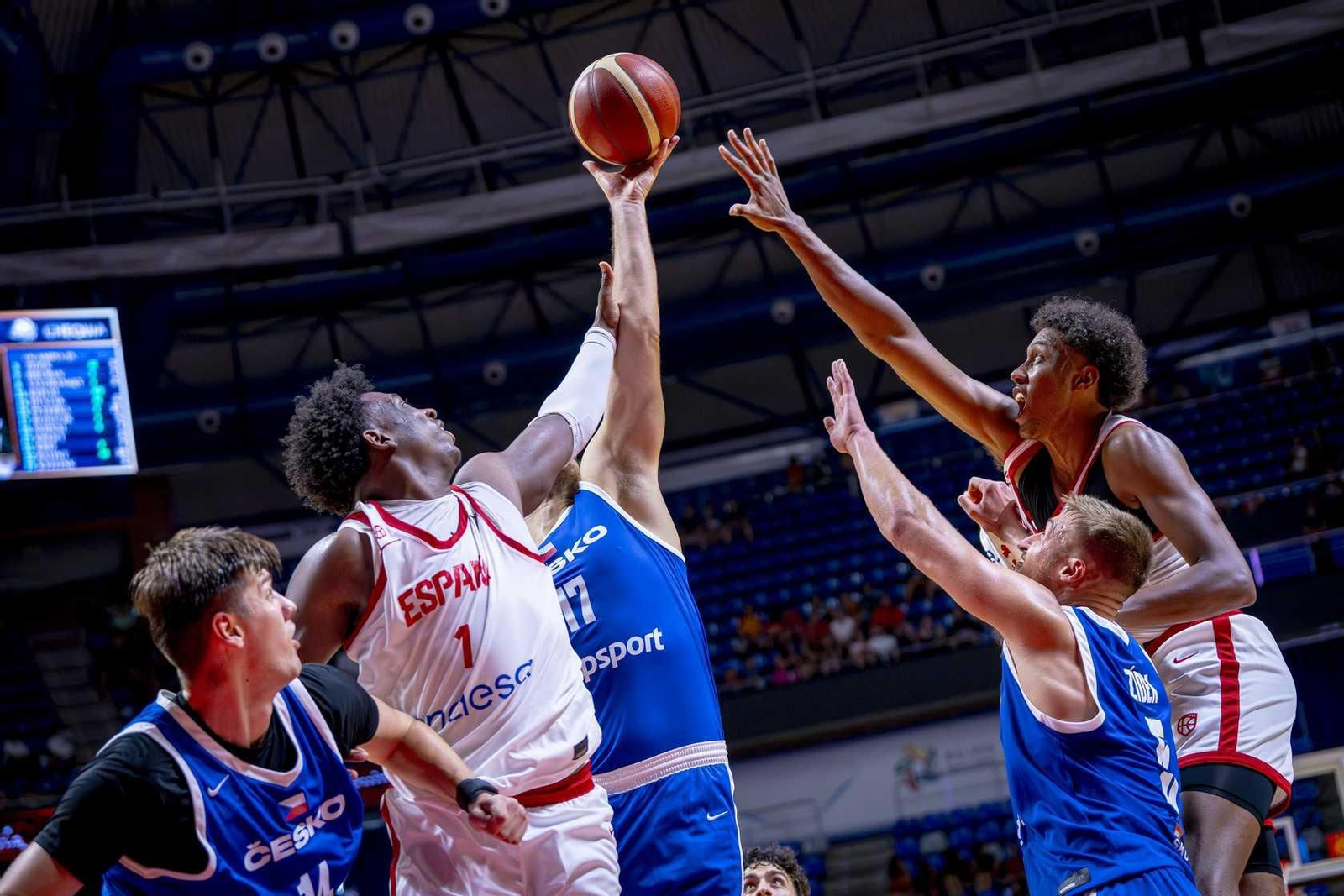 España B-República Checa, en fotos