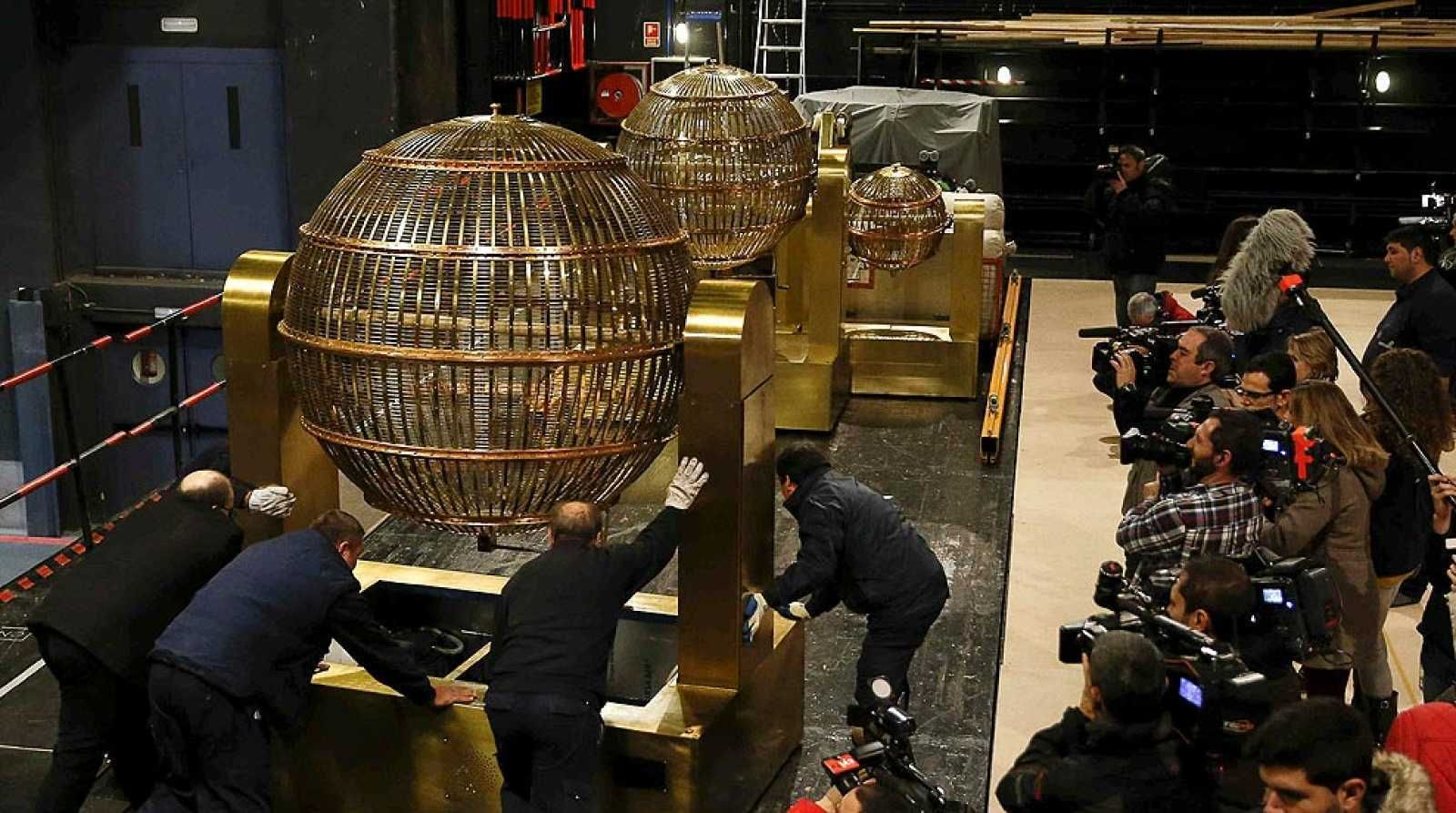 Los prolegómenos del sorteo, con  la atención de los cámaras