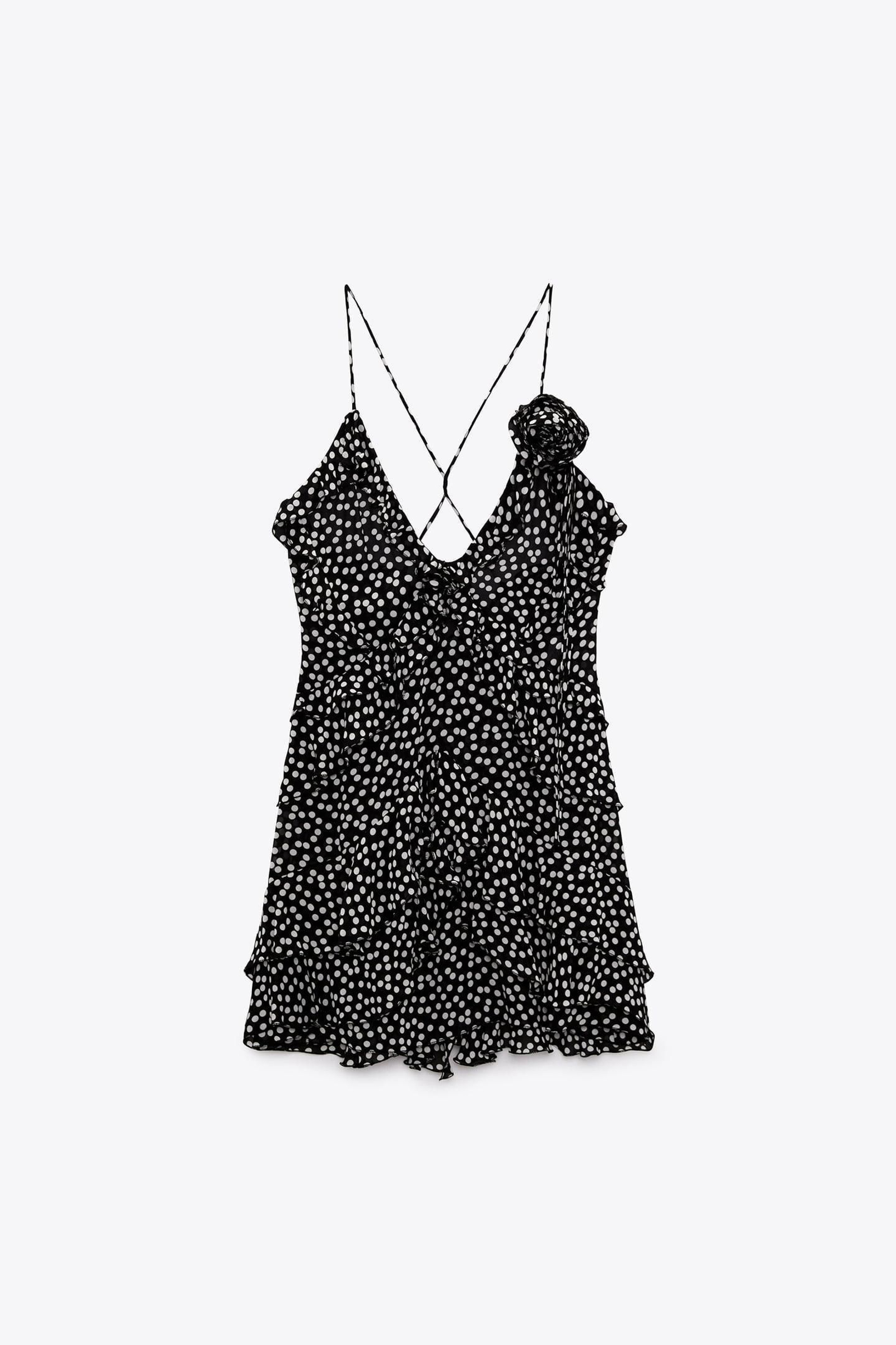 Vestido de lunares de Zara con detalle en flor. Vestido de lunares de Zara con detalle en flor.