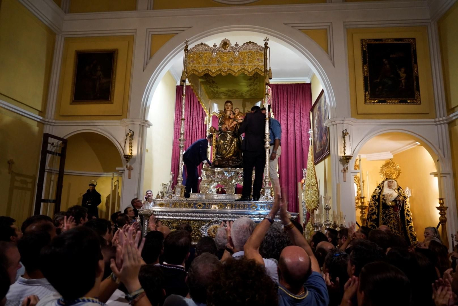 La Virgen de la Bella, en su paso para la Magna del sábado.