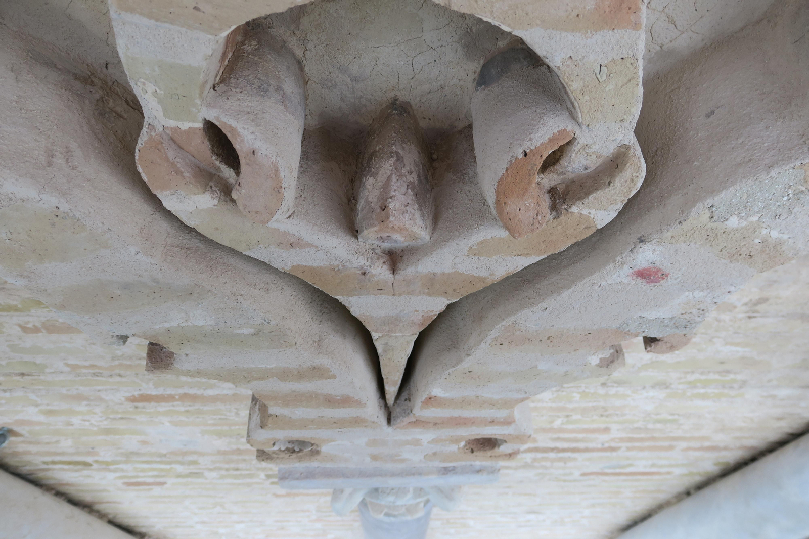 Preciosismo de la obra de fábrica de la sebka doble y restos de color.