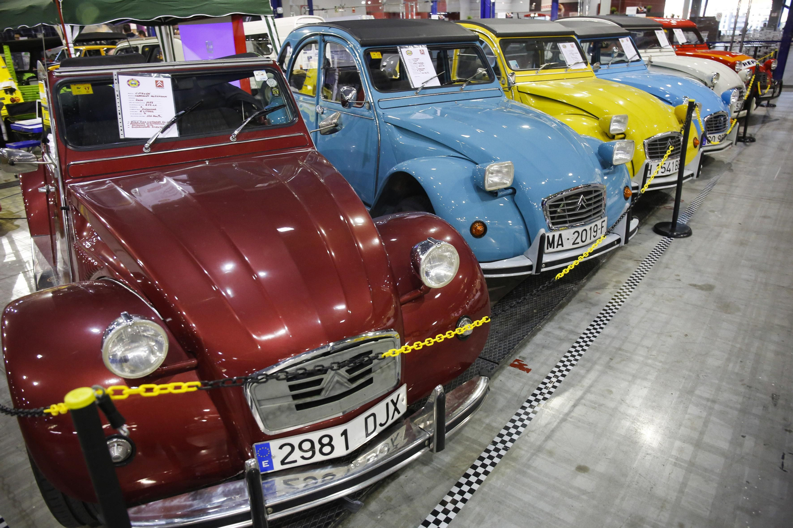 Vehículos expuestos en el salón Retro de Málaga.