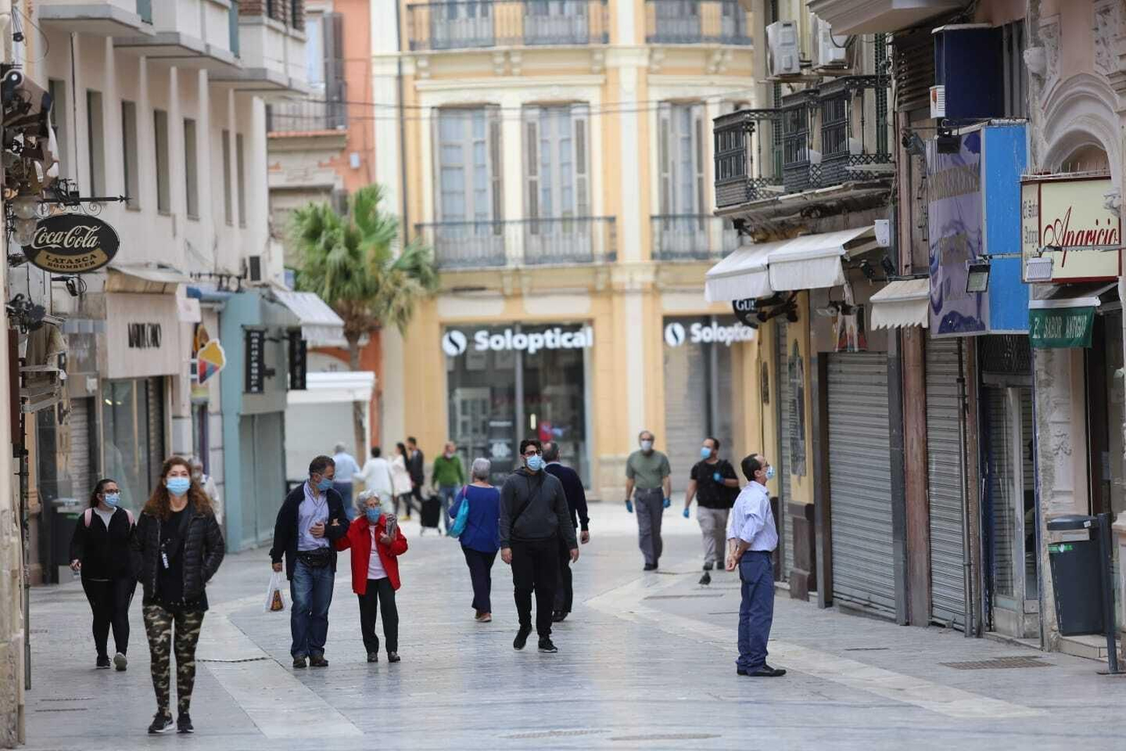 Personas pasean por el centro de Málaga