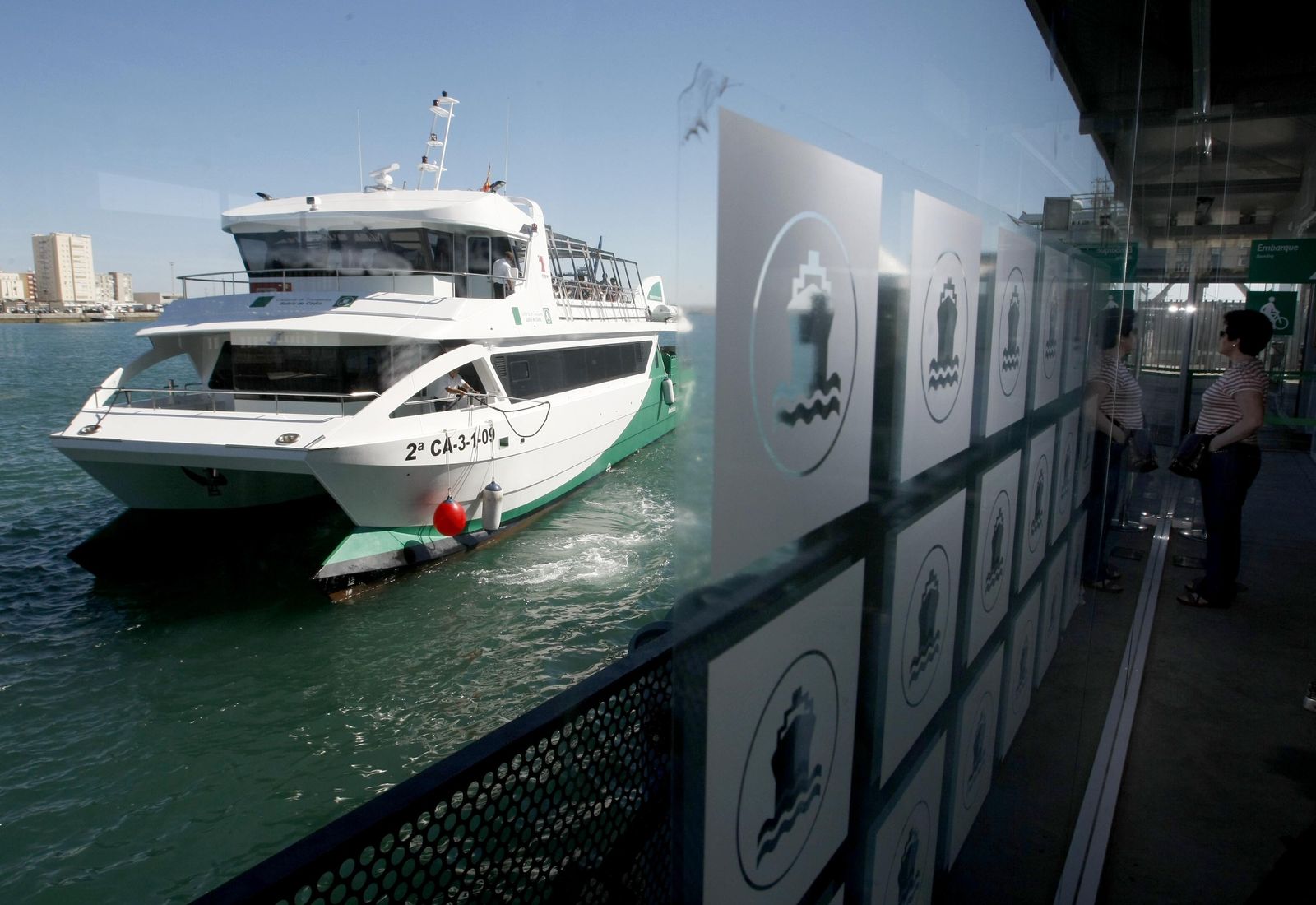 Un catamarán atracando en su terminal del muelle gaditano.