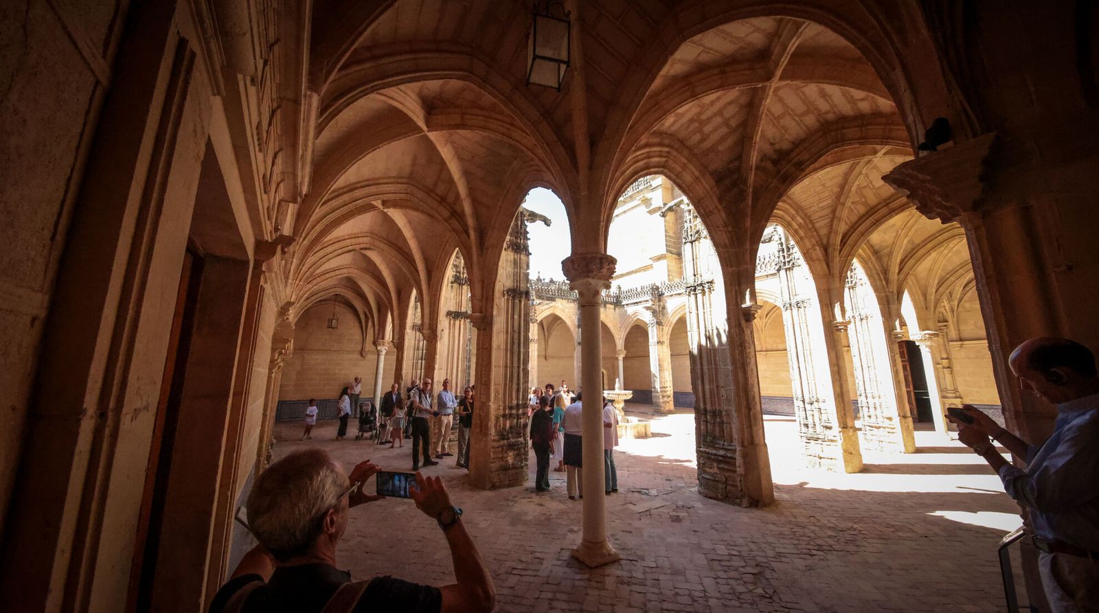 Imagen de una visita guiada a la Cartuja.