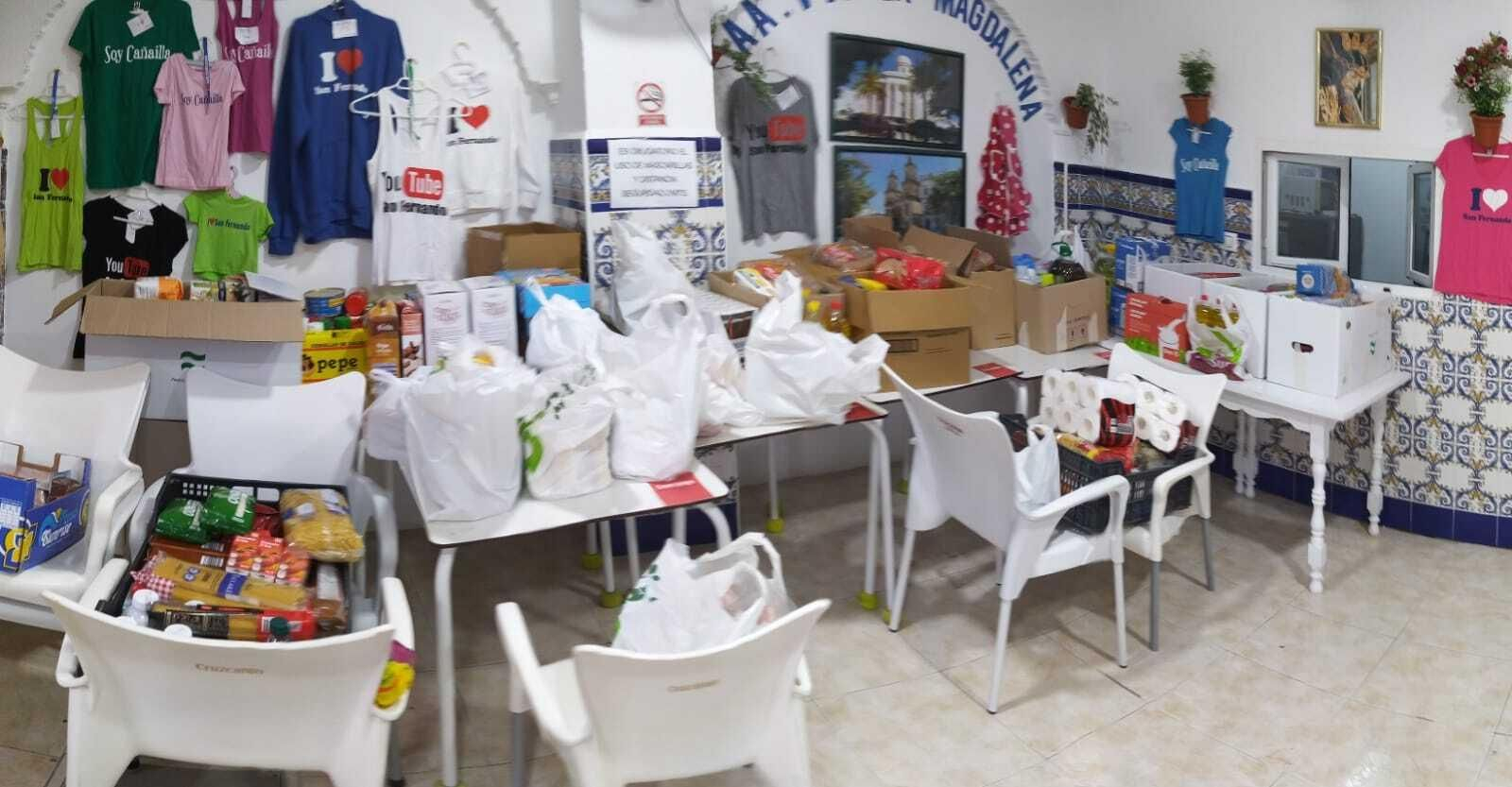 Víveres y productos de higiene recogidos durante la campaña puesta en marcha por la asociación de vecinos.