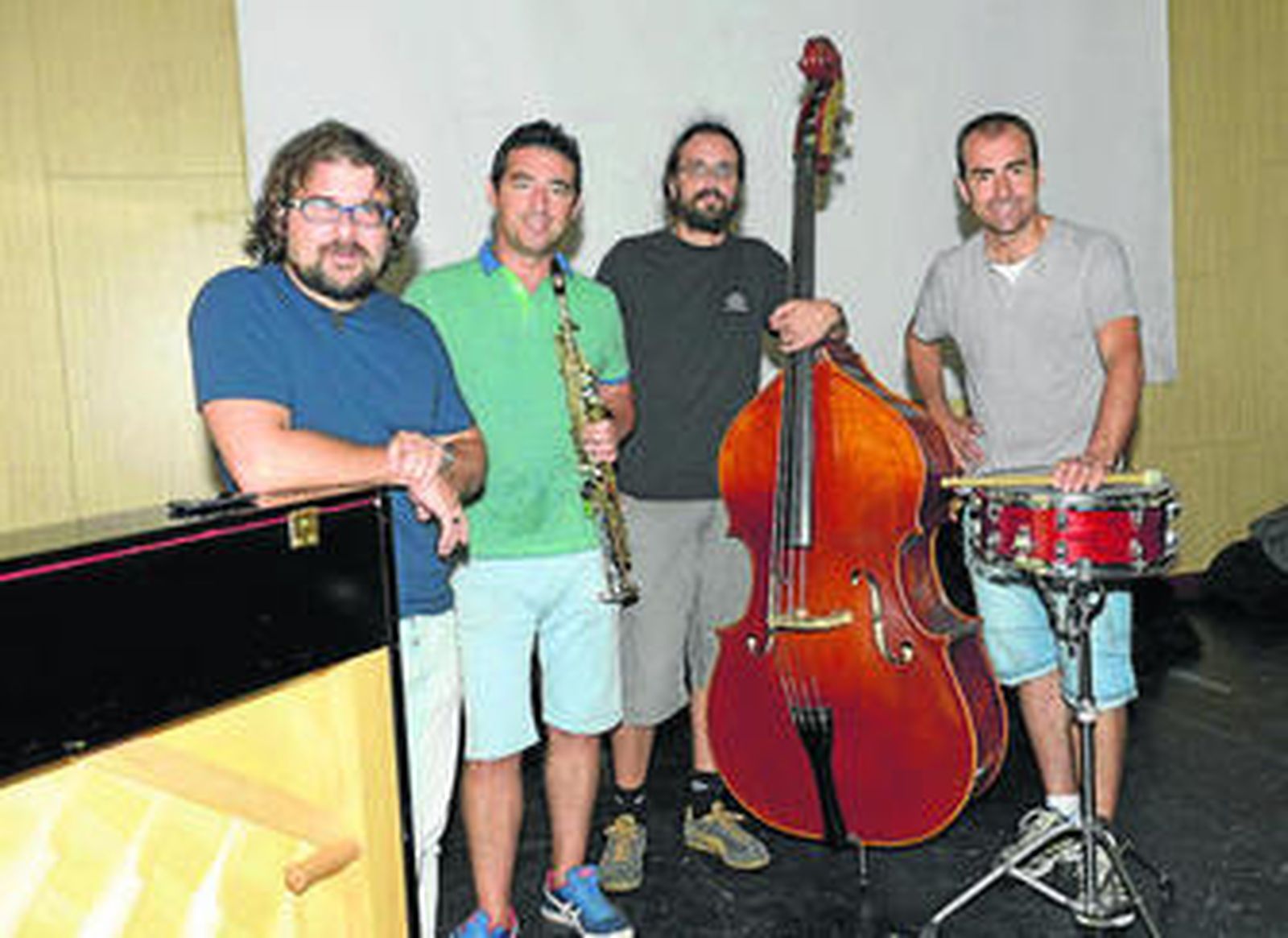 Daniel Borrego, apoyado en el piano, ensayando con su grupo Proyecto Lorca, con el que participará en la Bienal.