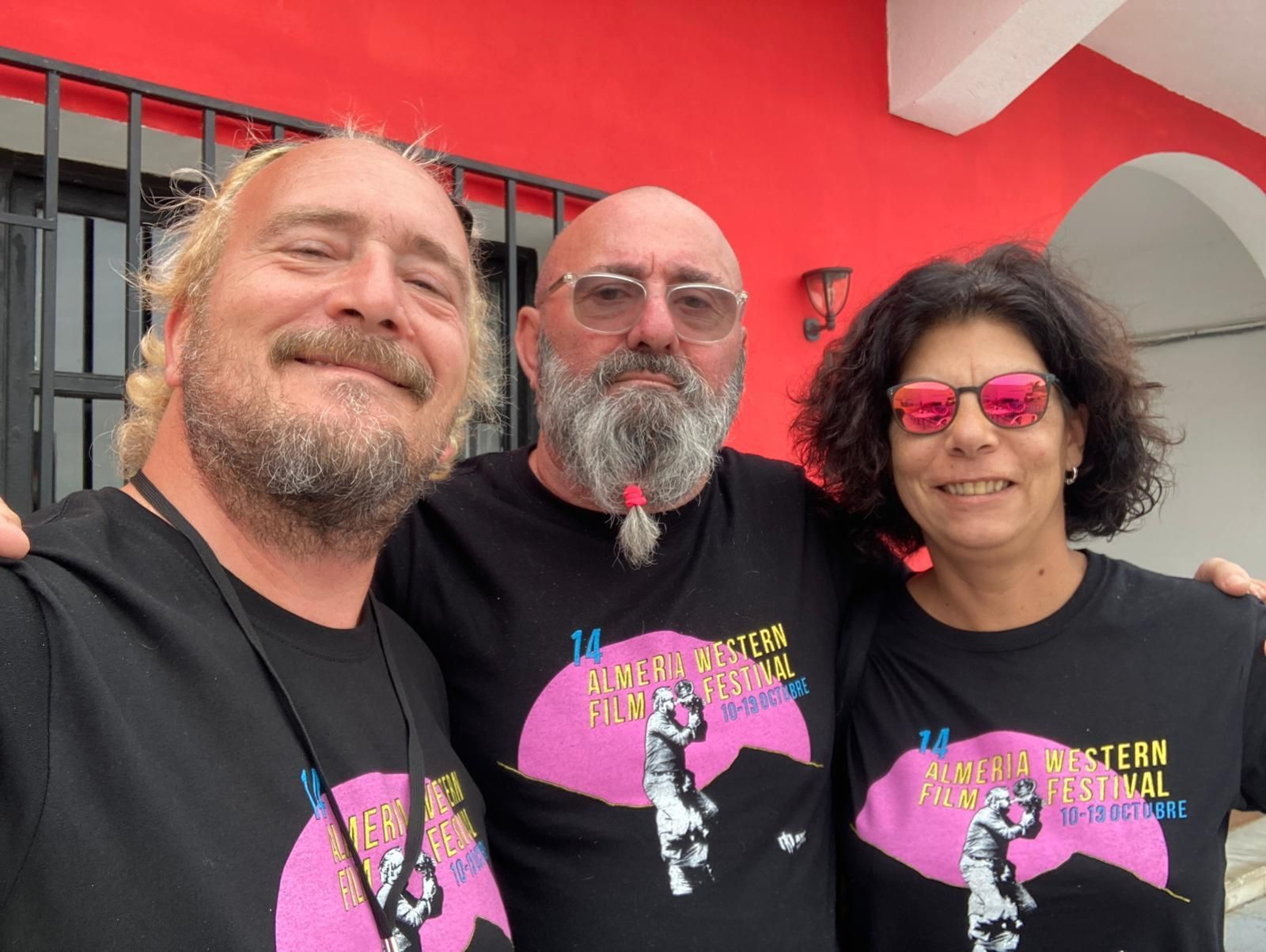 Plácido Martínez Salmerón, en el centro, con el productor Pepe Jornada.