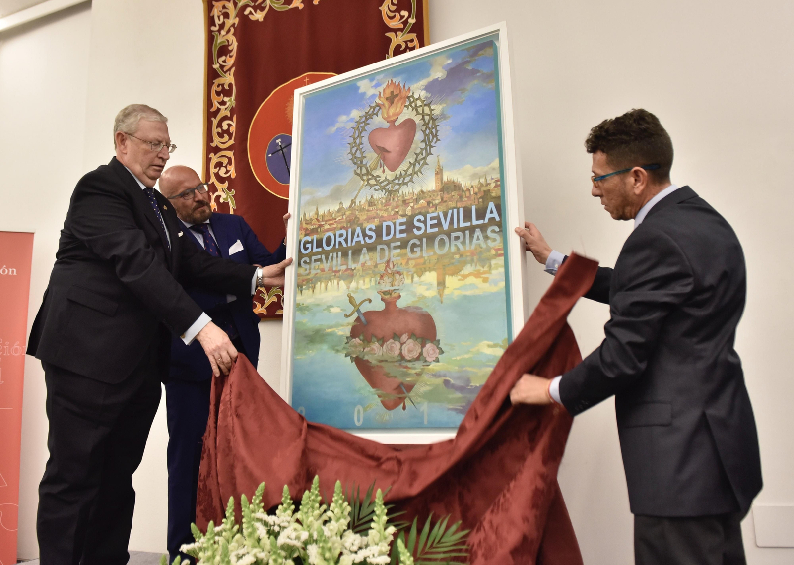 Paco Vélez y los responsables del Taller Daroal dan a conocer el cartel de las Glorias de 2019.