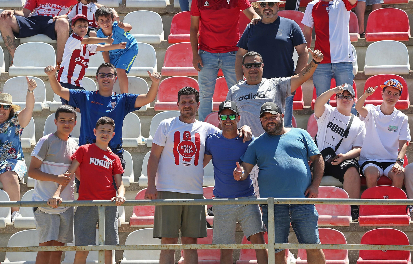 Fotos de la afición durante el Algeciras - Celta B en el estadio Nuevo Mirador
