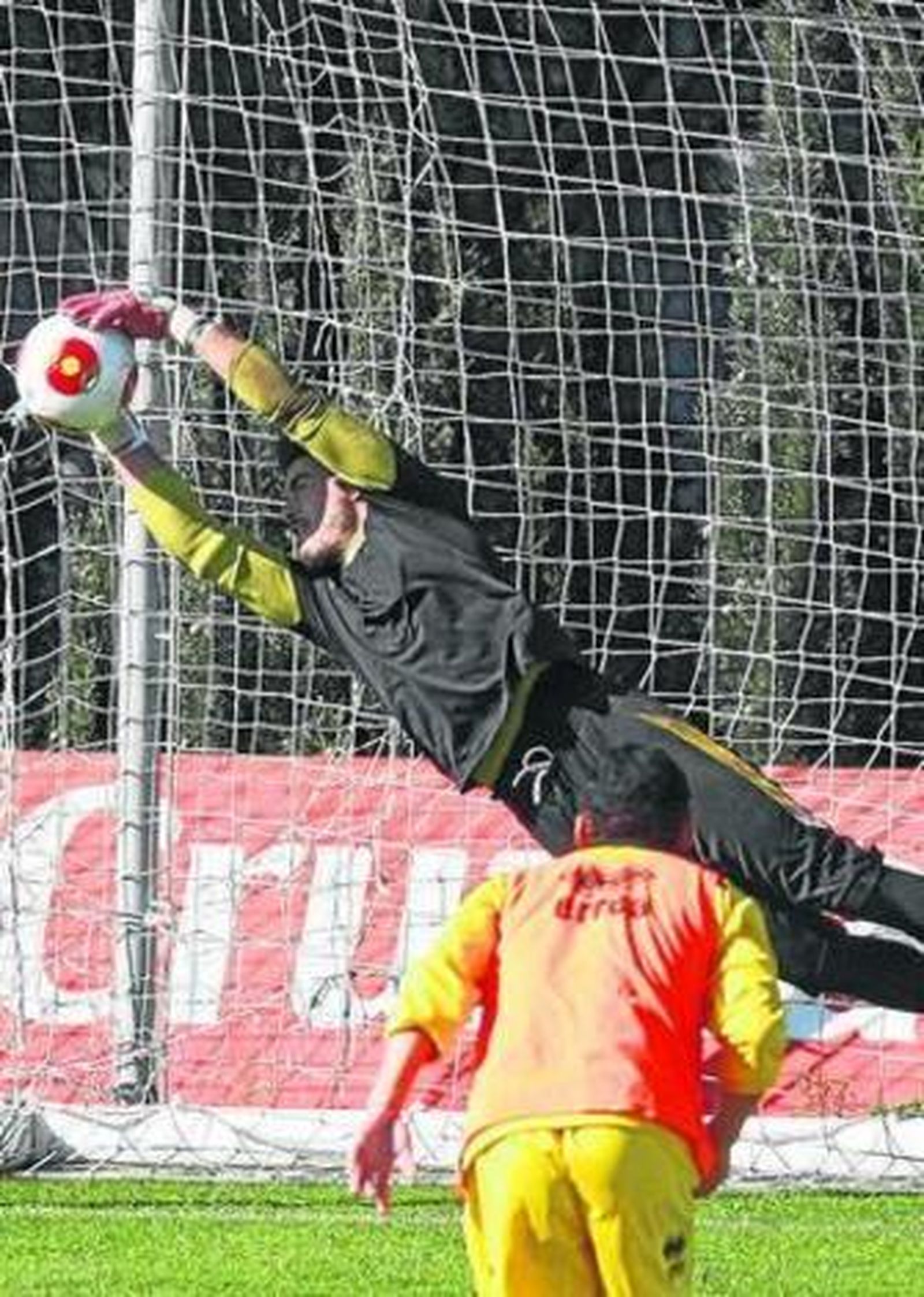 Estirada de Alonso para atrapar el balón en un entrenamiento.