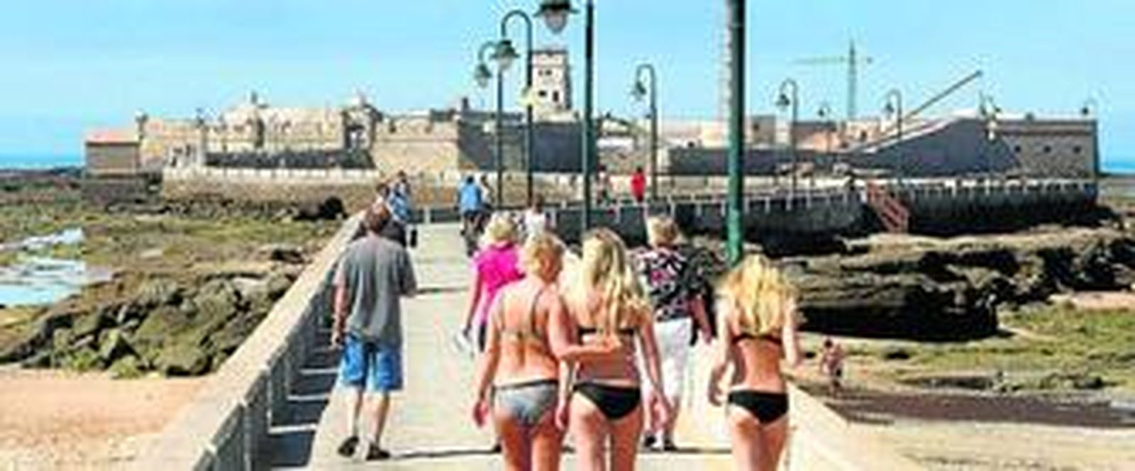 Paseantes por el malecón que lleva hasta el Castillo de San Sebastián, uno de los grandes proyectos que estará listo para el Bicentenario de La Pepa.