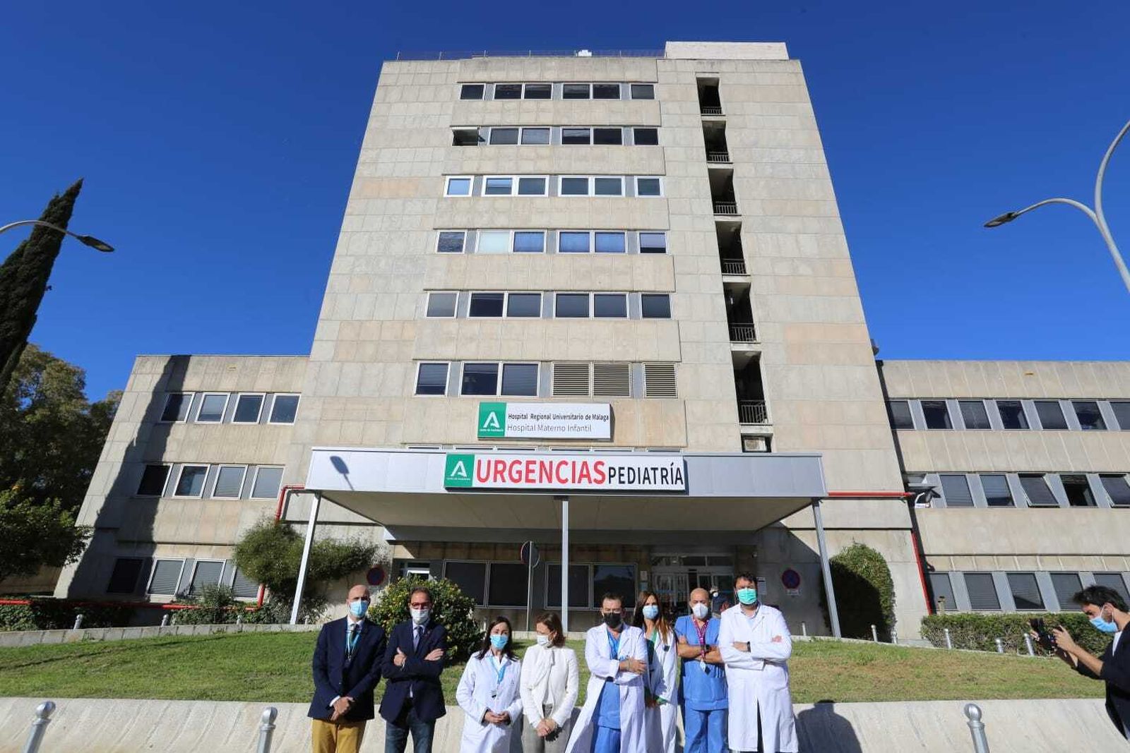 PAtricia Navarro junto a otras autoridades en la visita a las Urgencias del Materno Infantil.