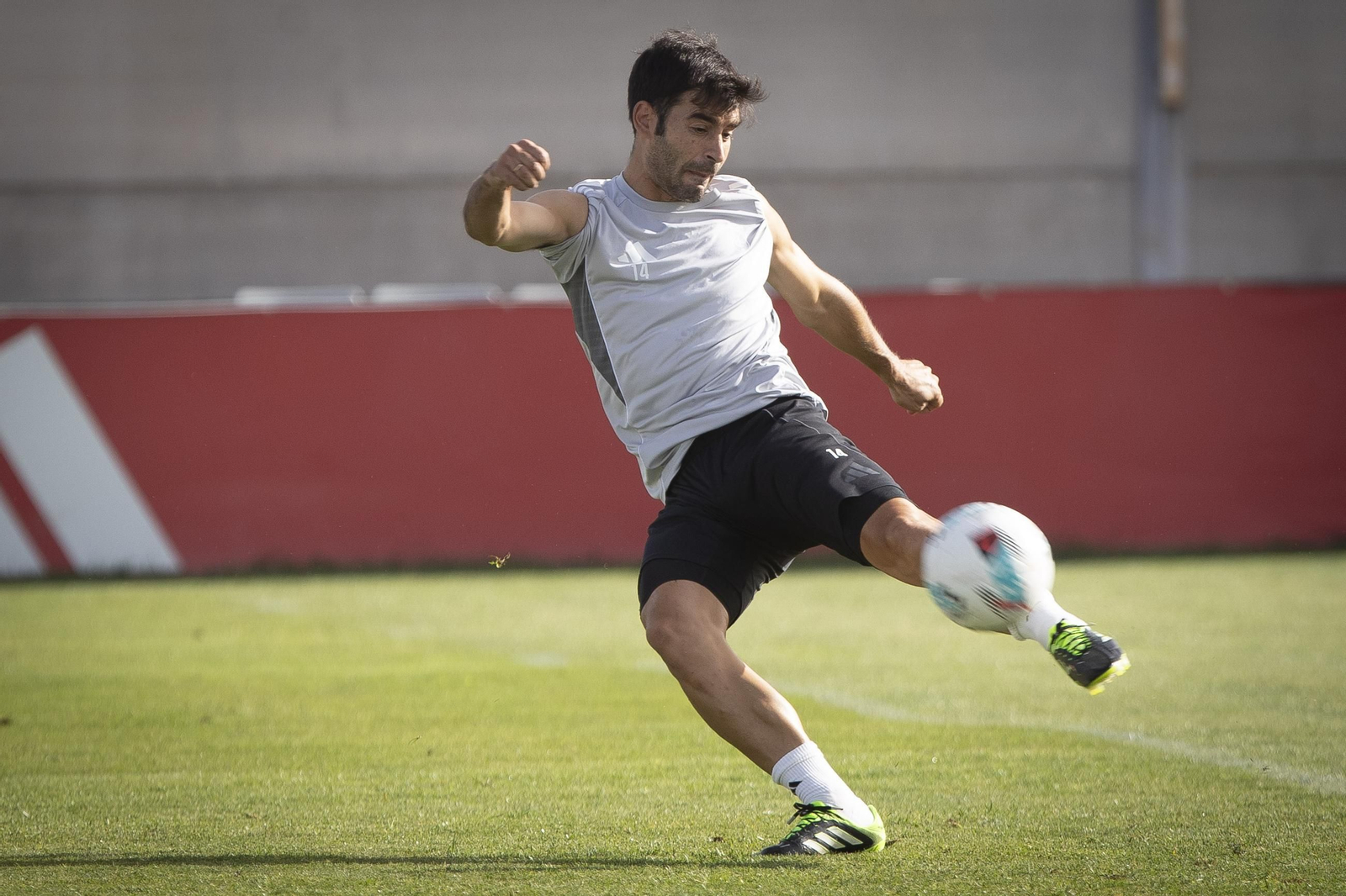 Manu Trigueros, en un entrenamiento del Granada CF