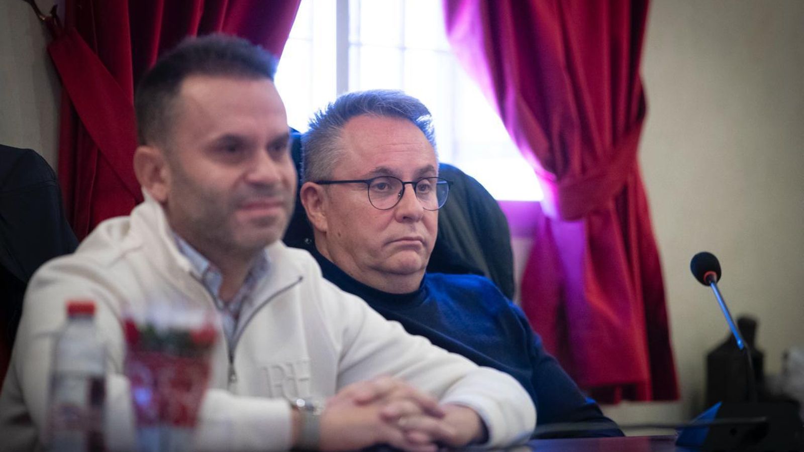 Enrique Medina, alcalde saliente del PSOE, escucha una intervención durante la moción de censura