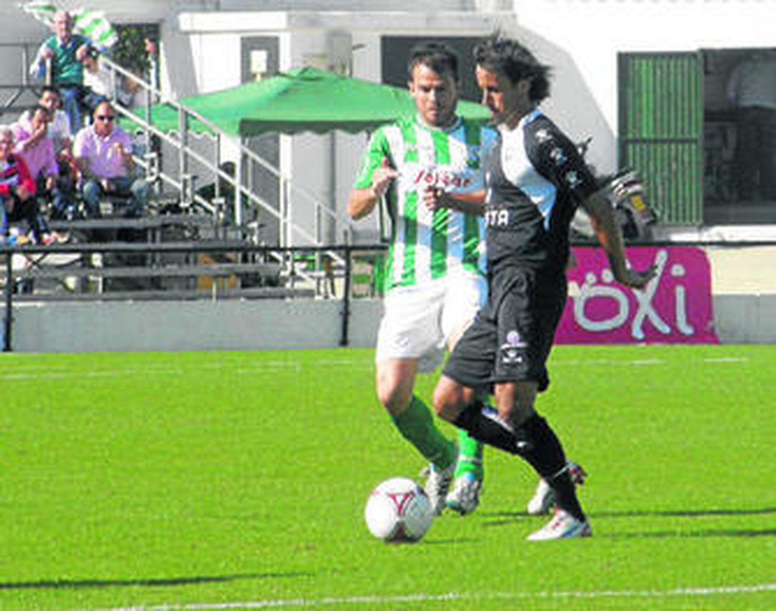Diego Ramírez presiona al jugador del Albacete David Alba.