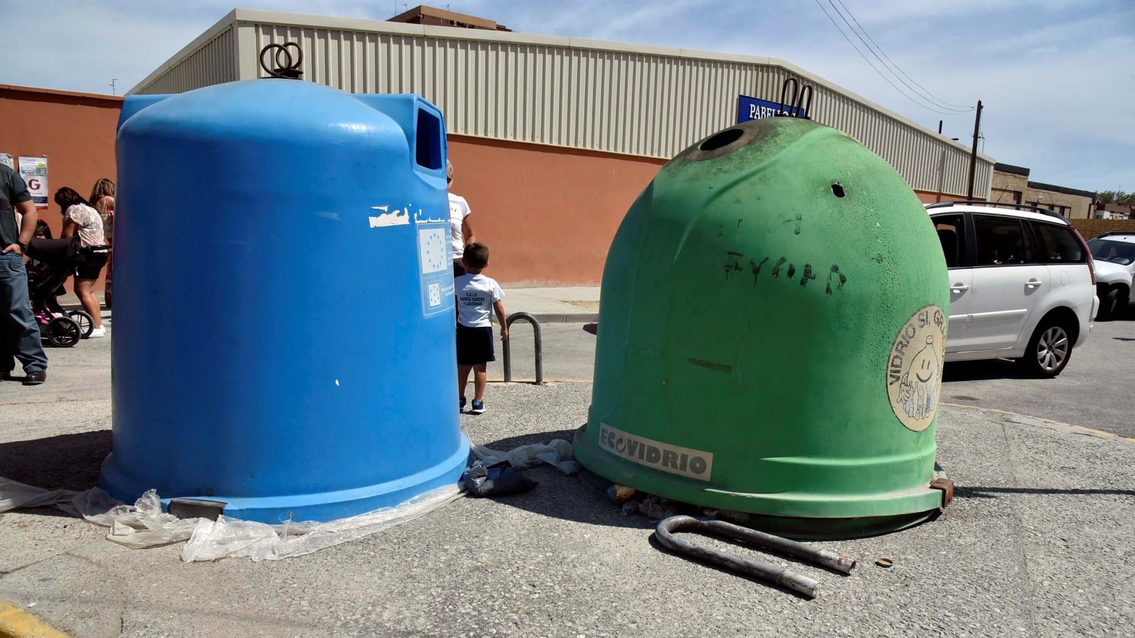 Contenedores de papel y de vidrio en Algeciras.