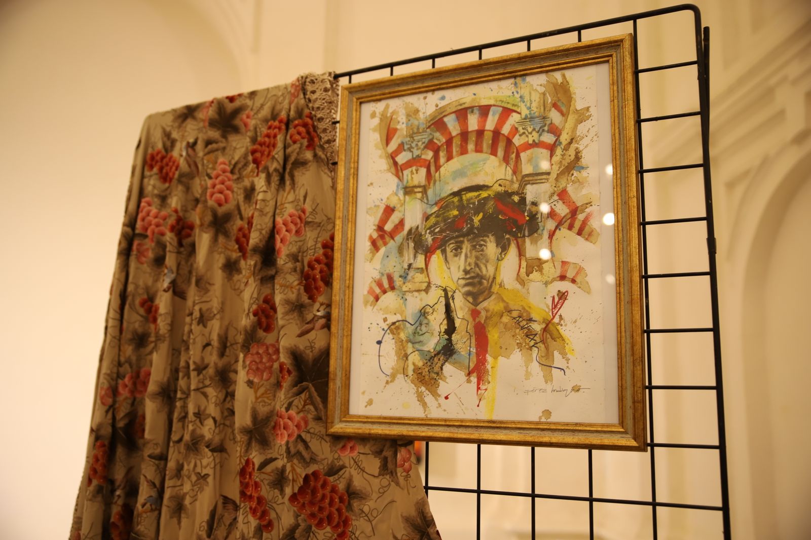 El mantón junto a la obra en homenaje a Manolete.