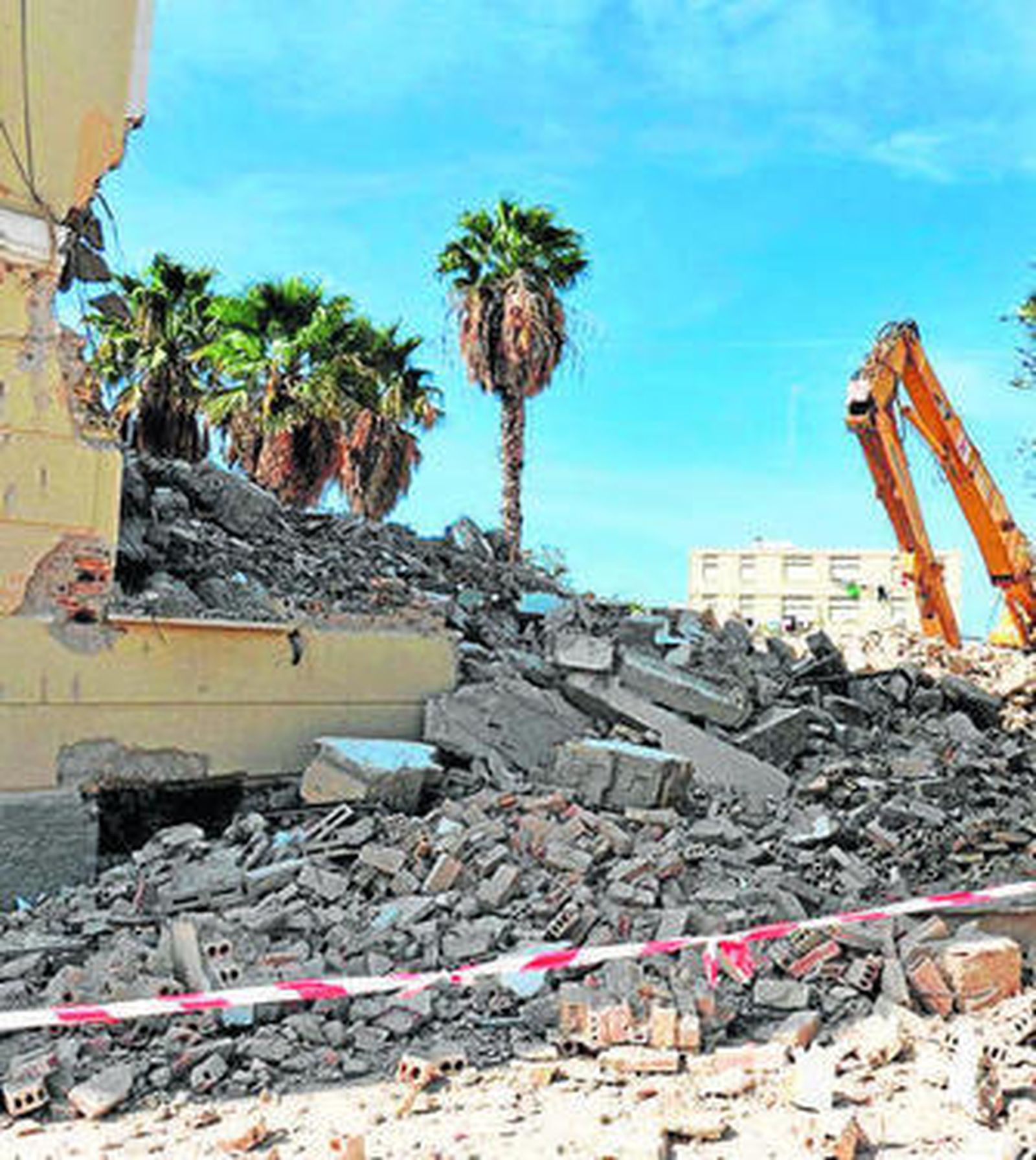 Demolición de los antiguos bloques de La Ardila, a finales de 2009.