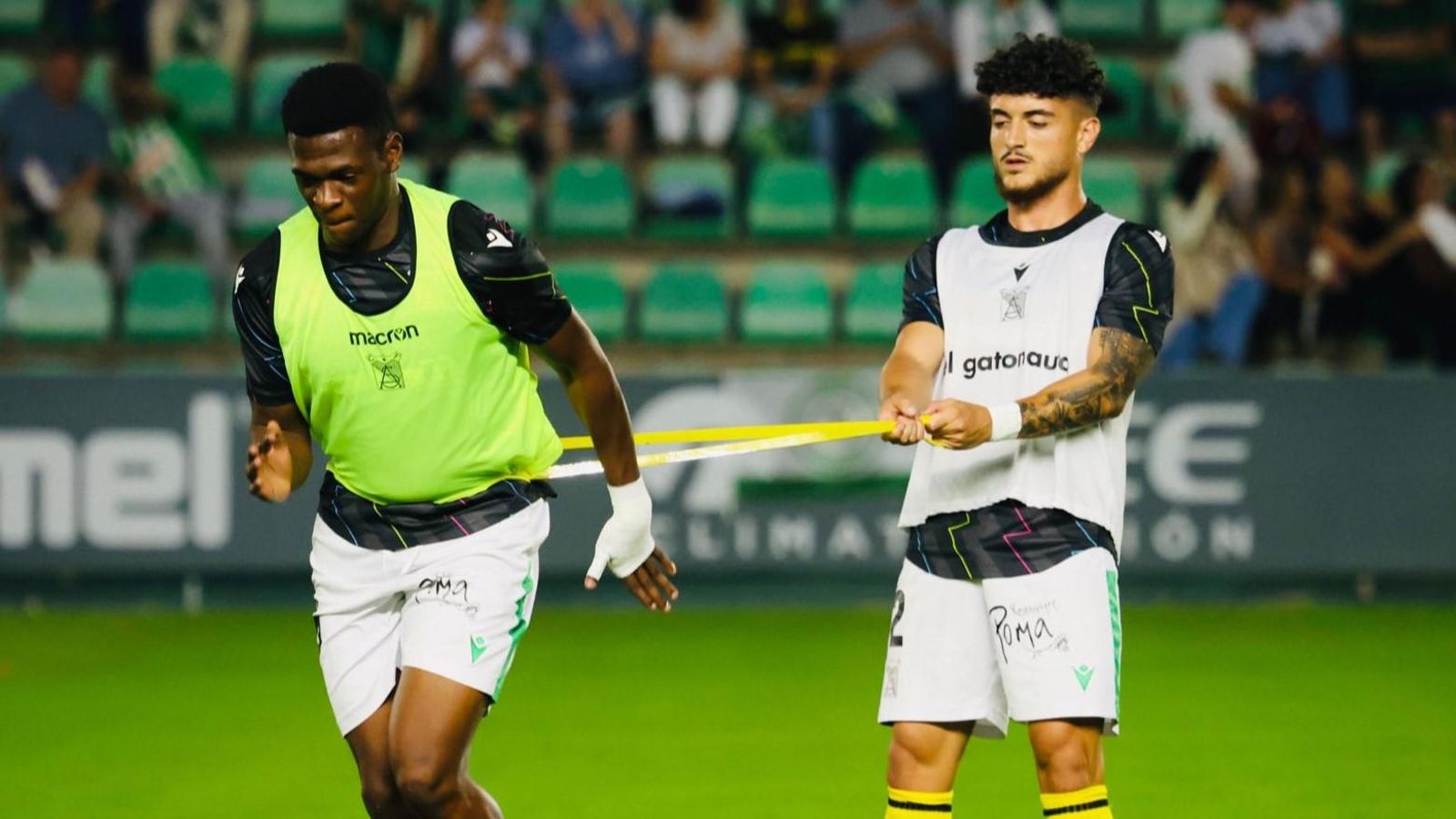 Ntji Tounkara calienta antes del partido del Atlético Sanluqueño ante el Betis Deportivo.