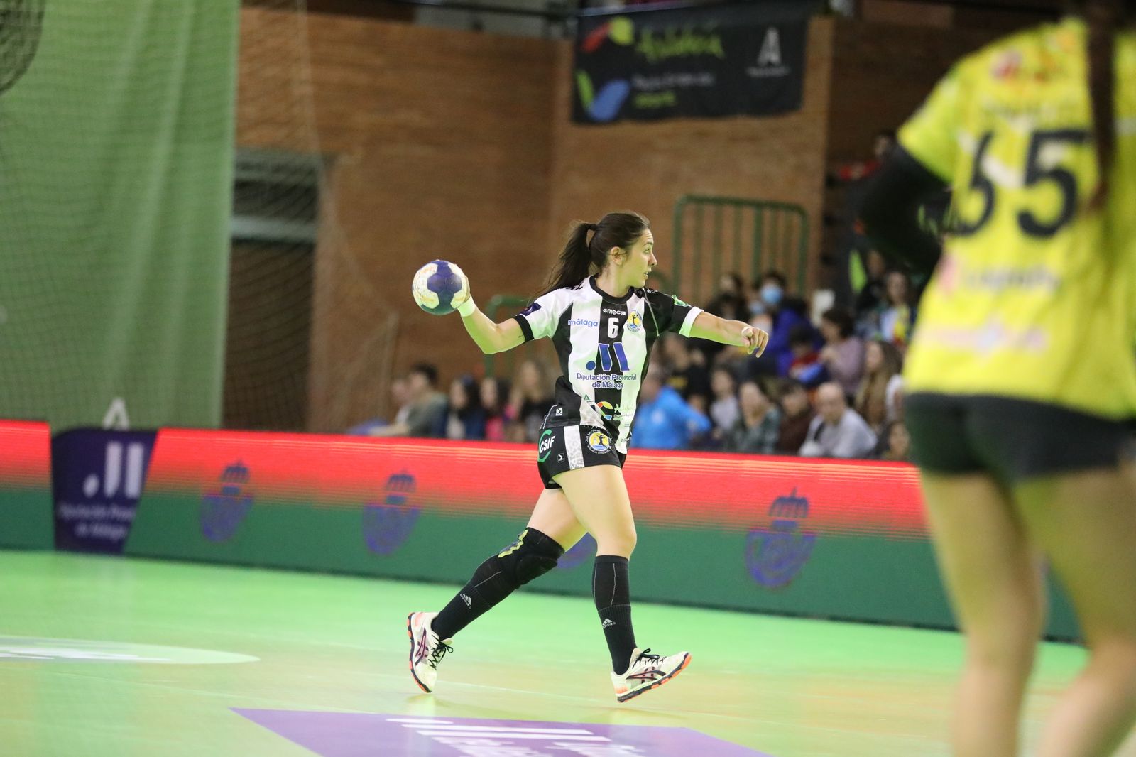 Estela Doiro pasa el balón.