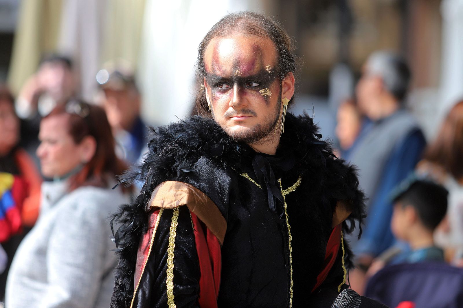 Imágenes del ambiente en la mañana de carnaval en Huelva