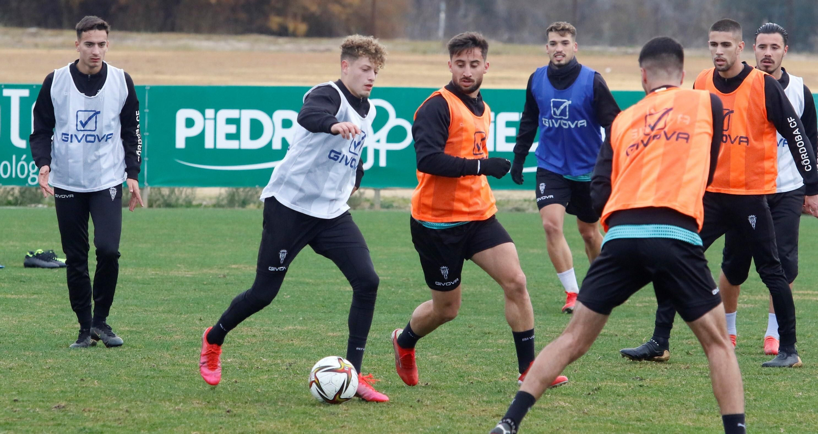 Simo conduce el balón en el entrenamiento del Córdoba CF de este lunes.