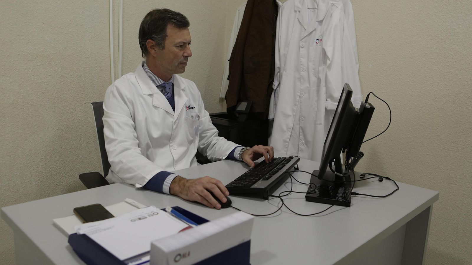 Doctor Álvaro Mesa, jede del área de traumatología.