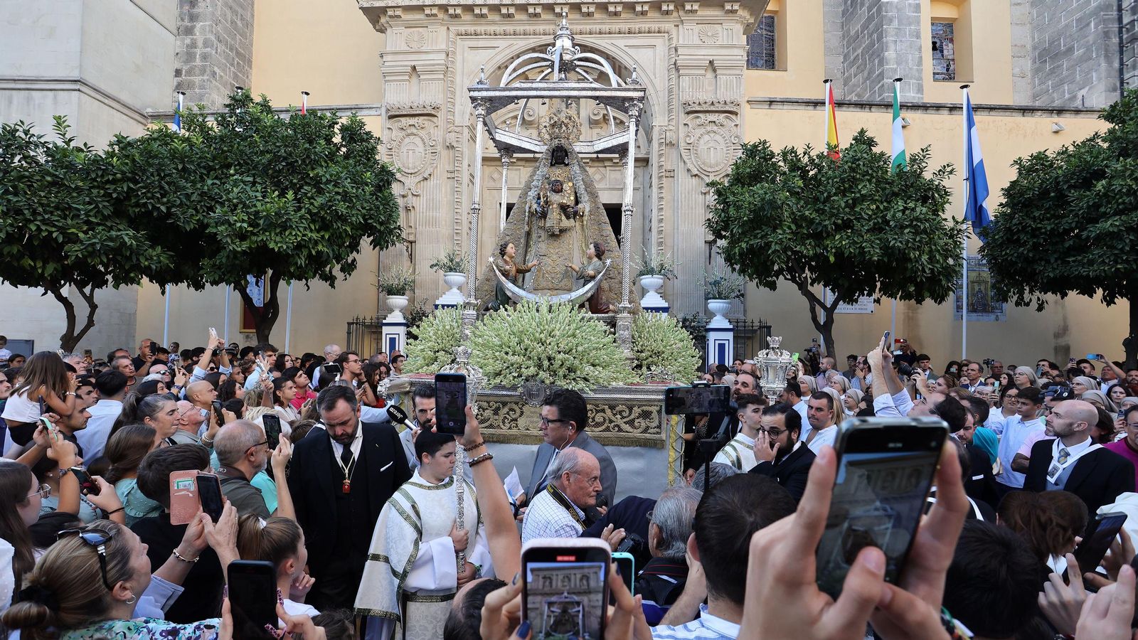 La procesión de la Patrona de Jerez en imágenes