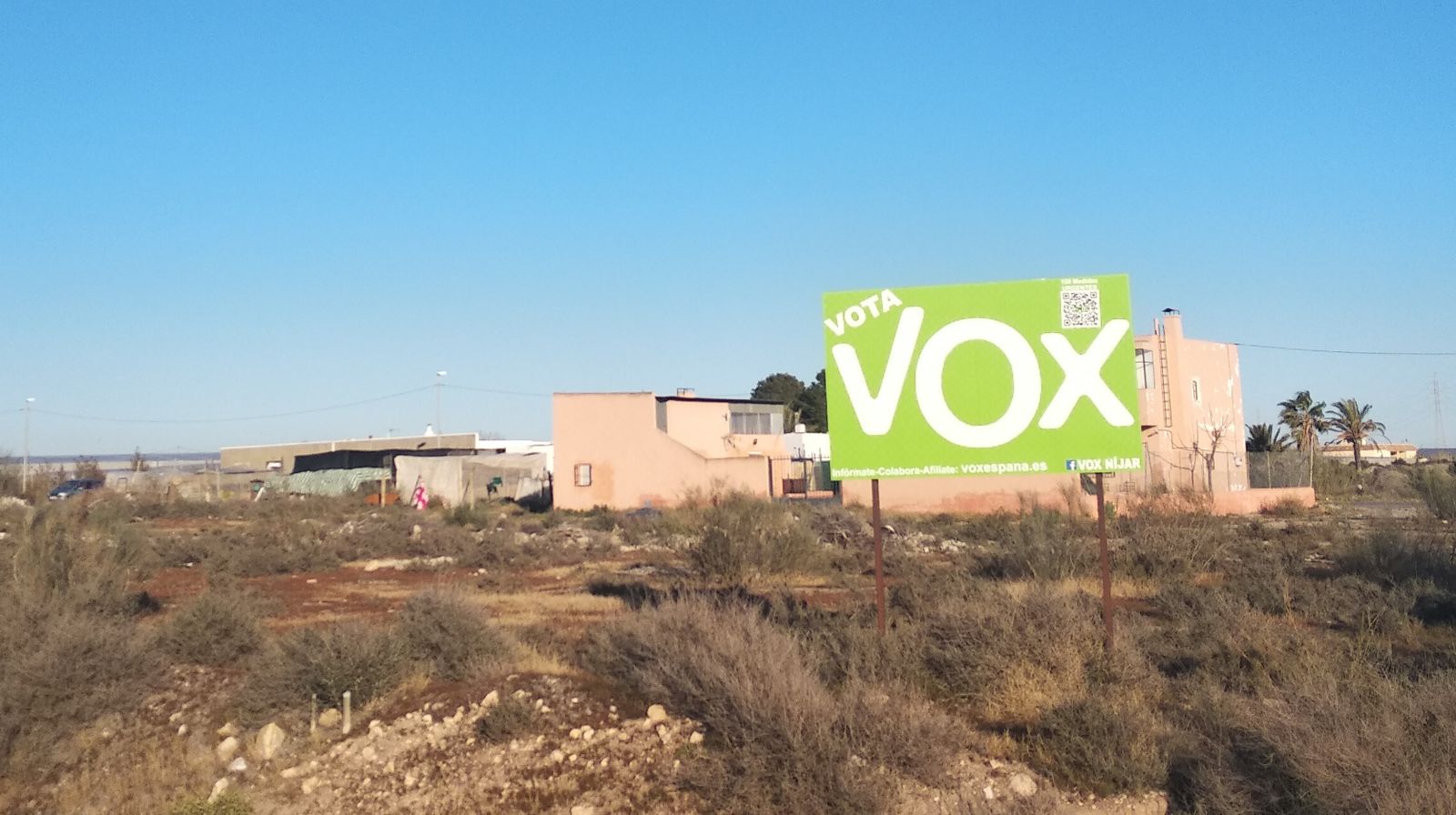 La Junta Electoral da 48 horas a Vox para retirar las vallas de Níjar