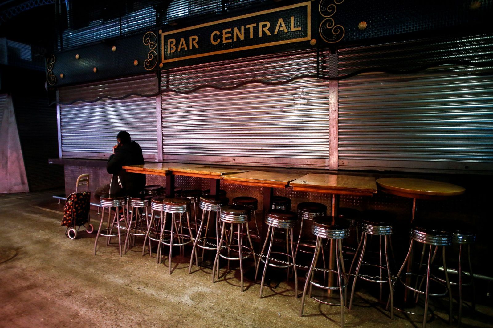 Un establecimiento cerrado del Mercado de la Boquería, en Barcelona.