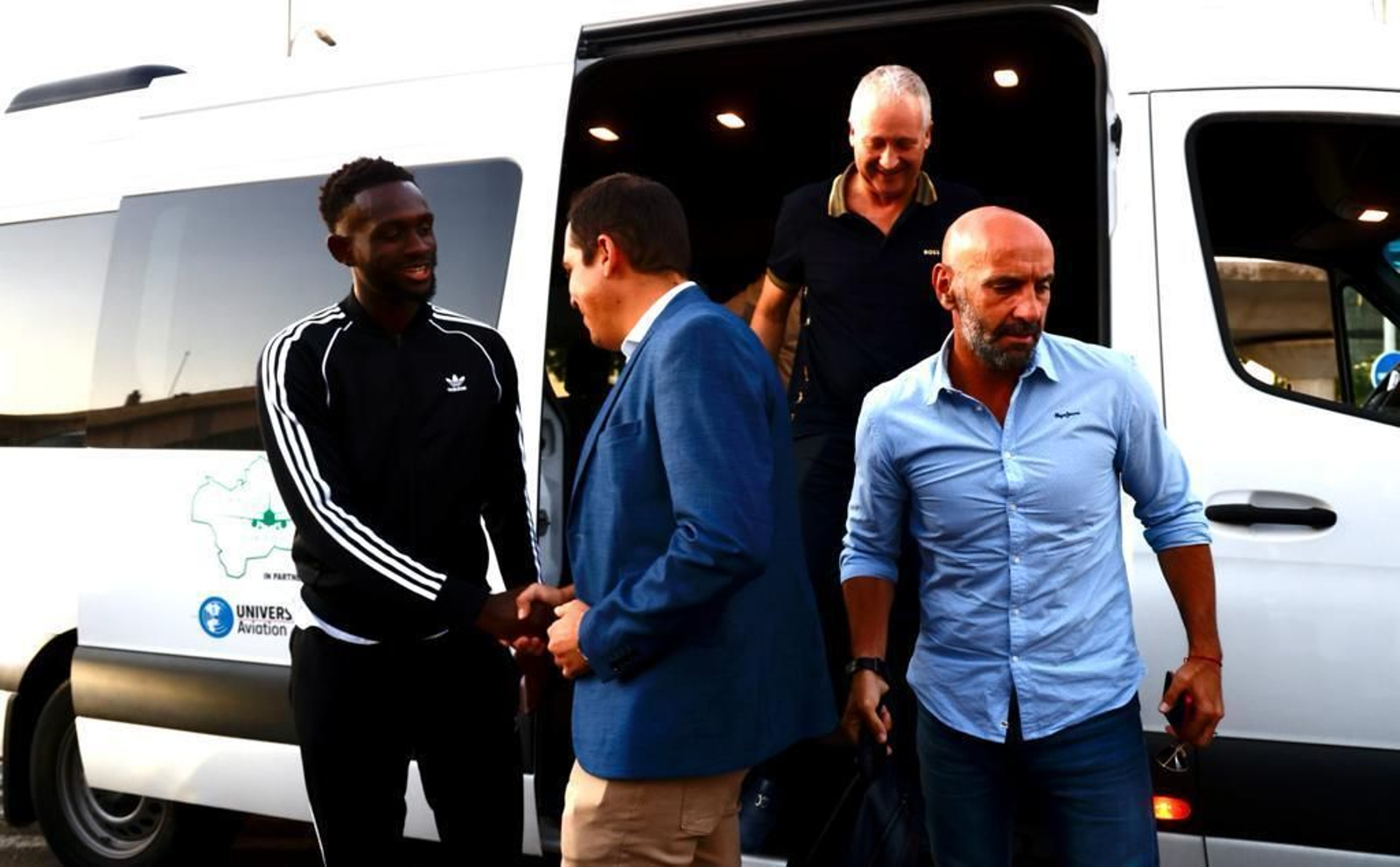 Nianzou saluda a Juan Baeza, responsable de comunicación, ante Monchi y su representante.