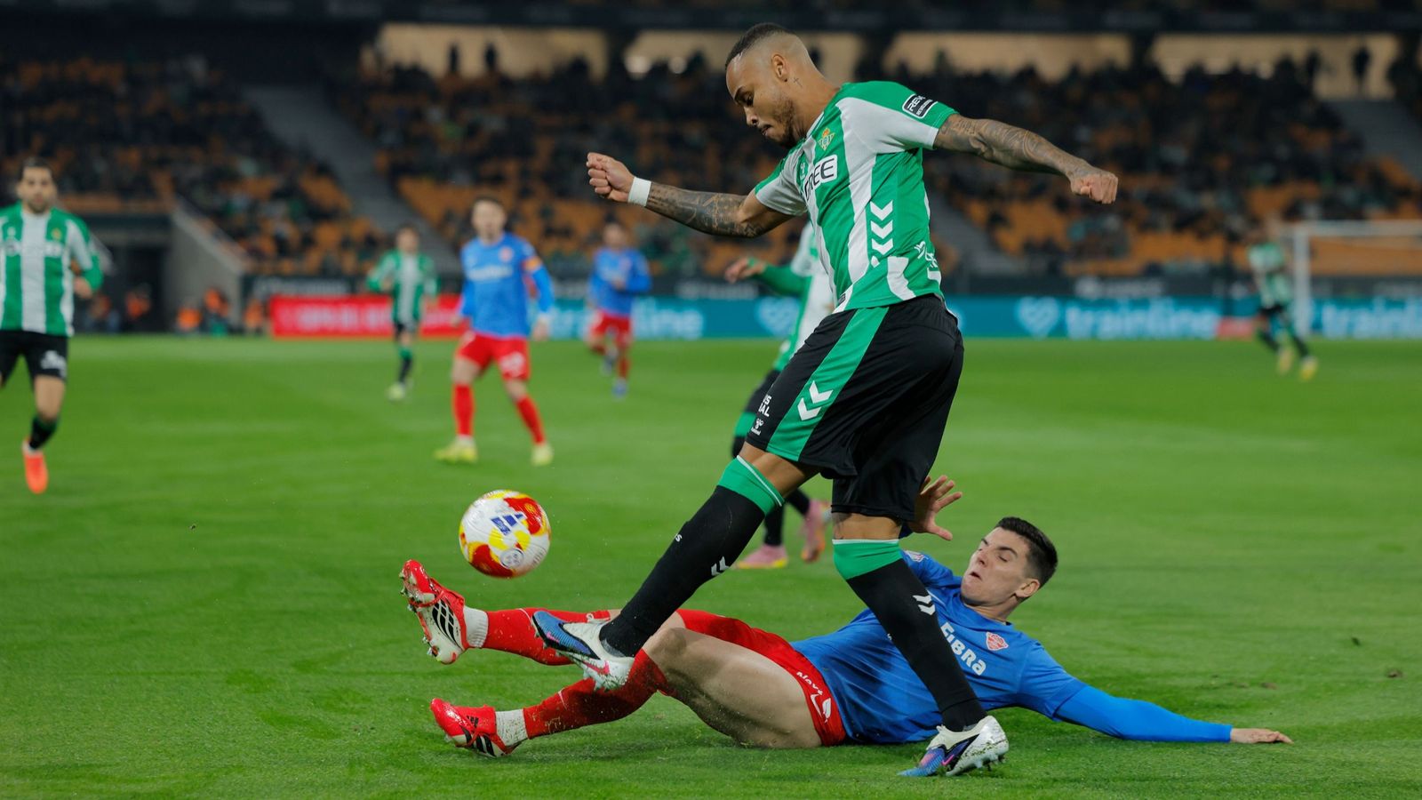 Natan intenta despejar el balón ante un rival.