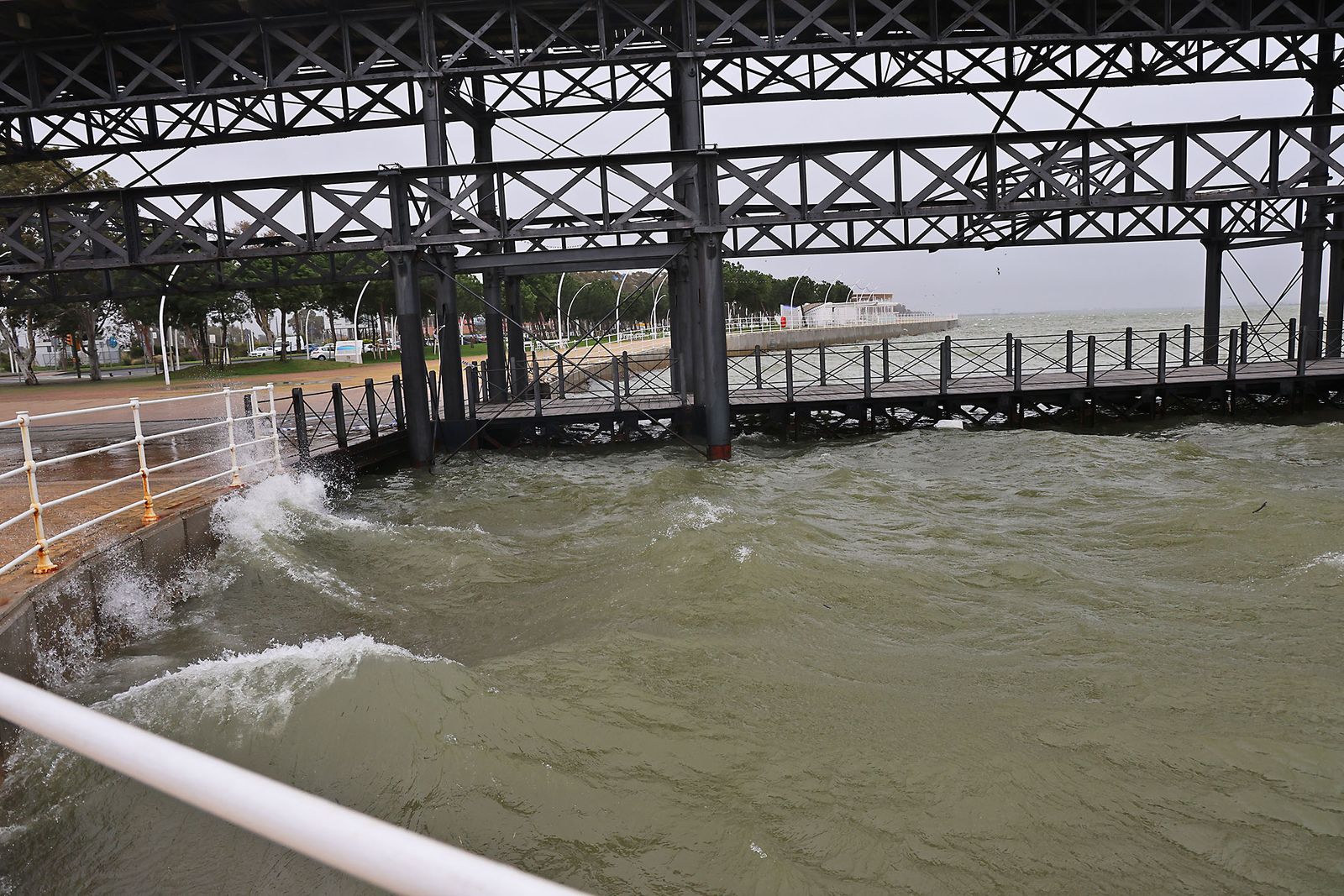 Muelle de carga de la Riotinto con marea alta en la borrasca Leonardo (9)