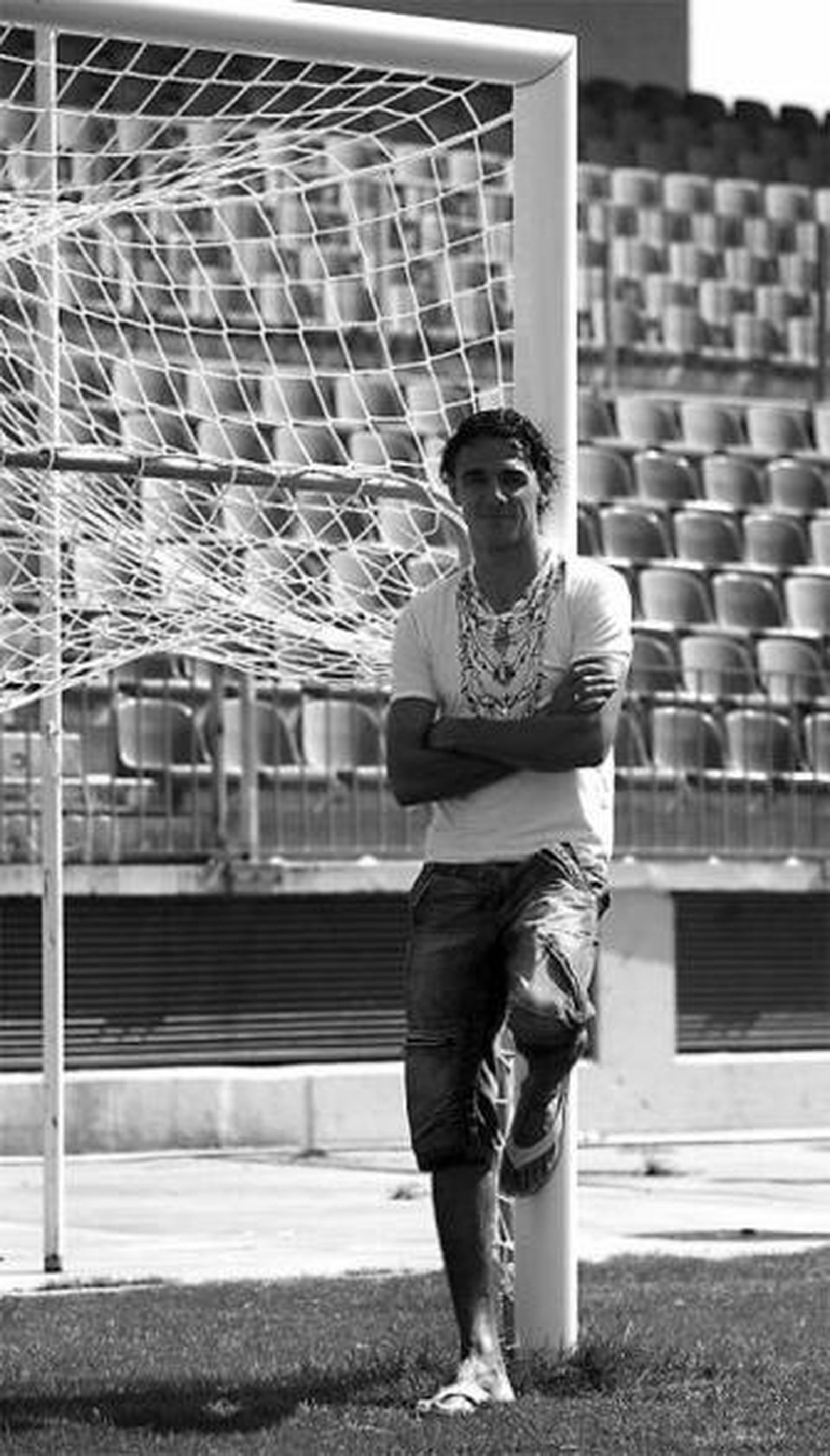 Weligton posa en una portería de La Rosaleda, ayer.